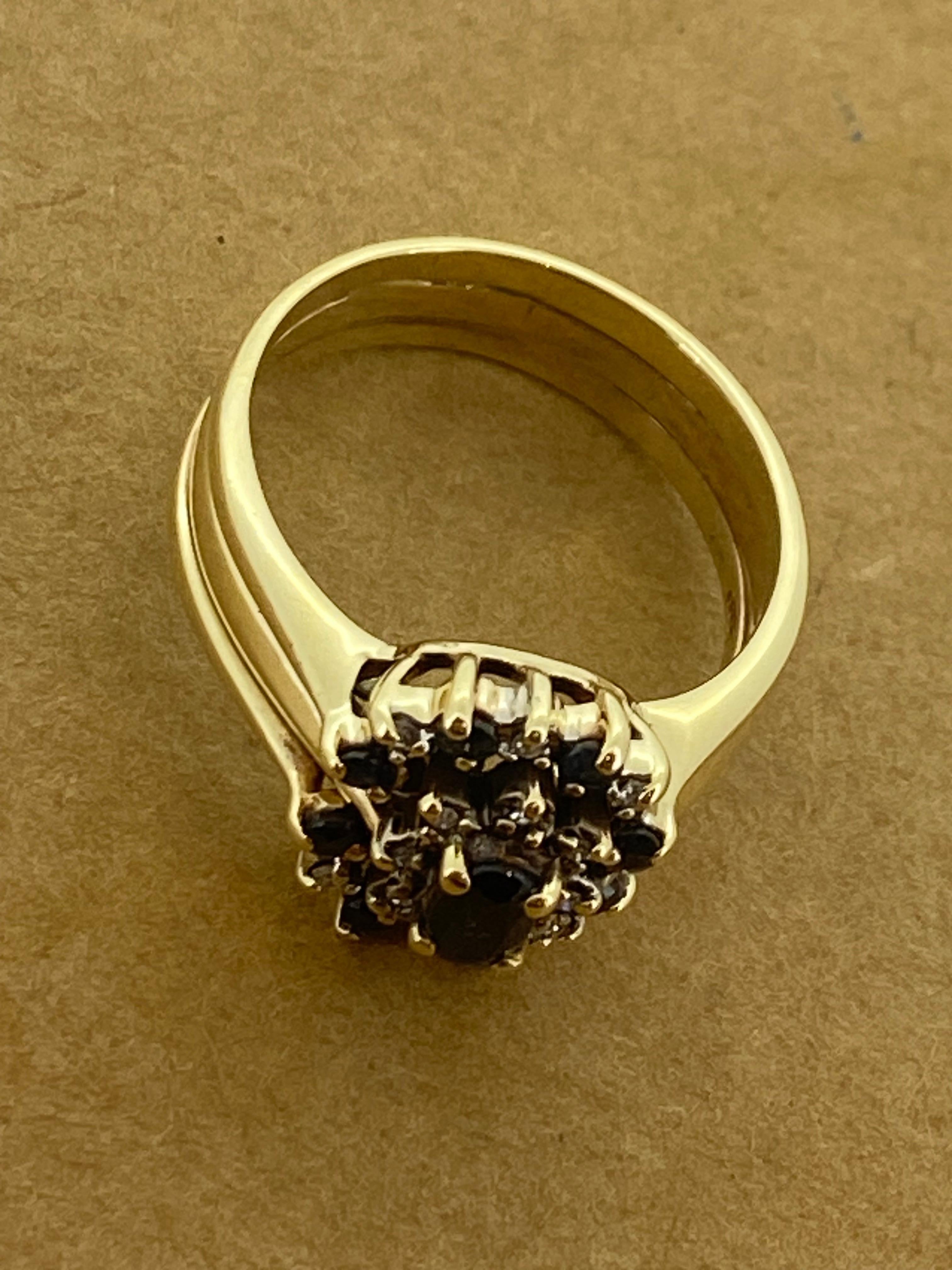 Bague rétro en forme de fleur en or jaune 9K avec saphir australien et diamant en grappe en vente 1