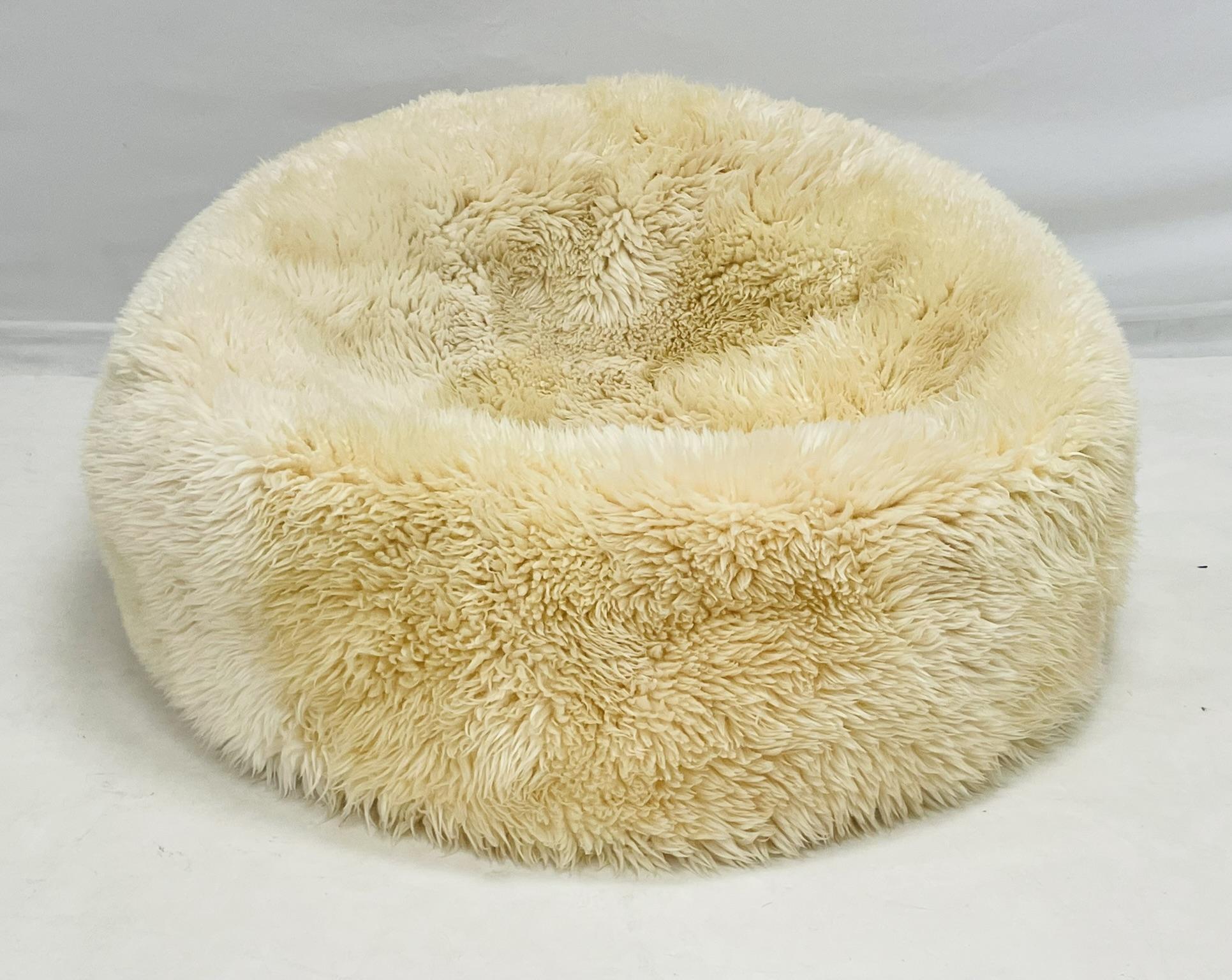 Ce luxueux fauteuil en peau de mouton australienne/néo-zélandaise du groupe Auskin offre le summum du confort et un style contemporain. Rembourré en peau de mouton 100 % véritable avec un poil dense et doux, ce meuble de salon surdimensionné est