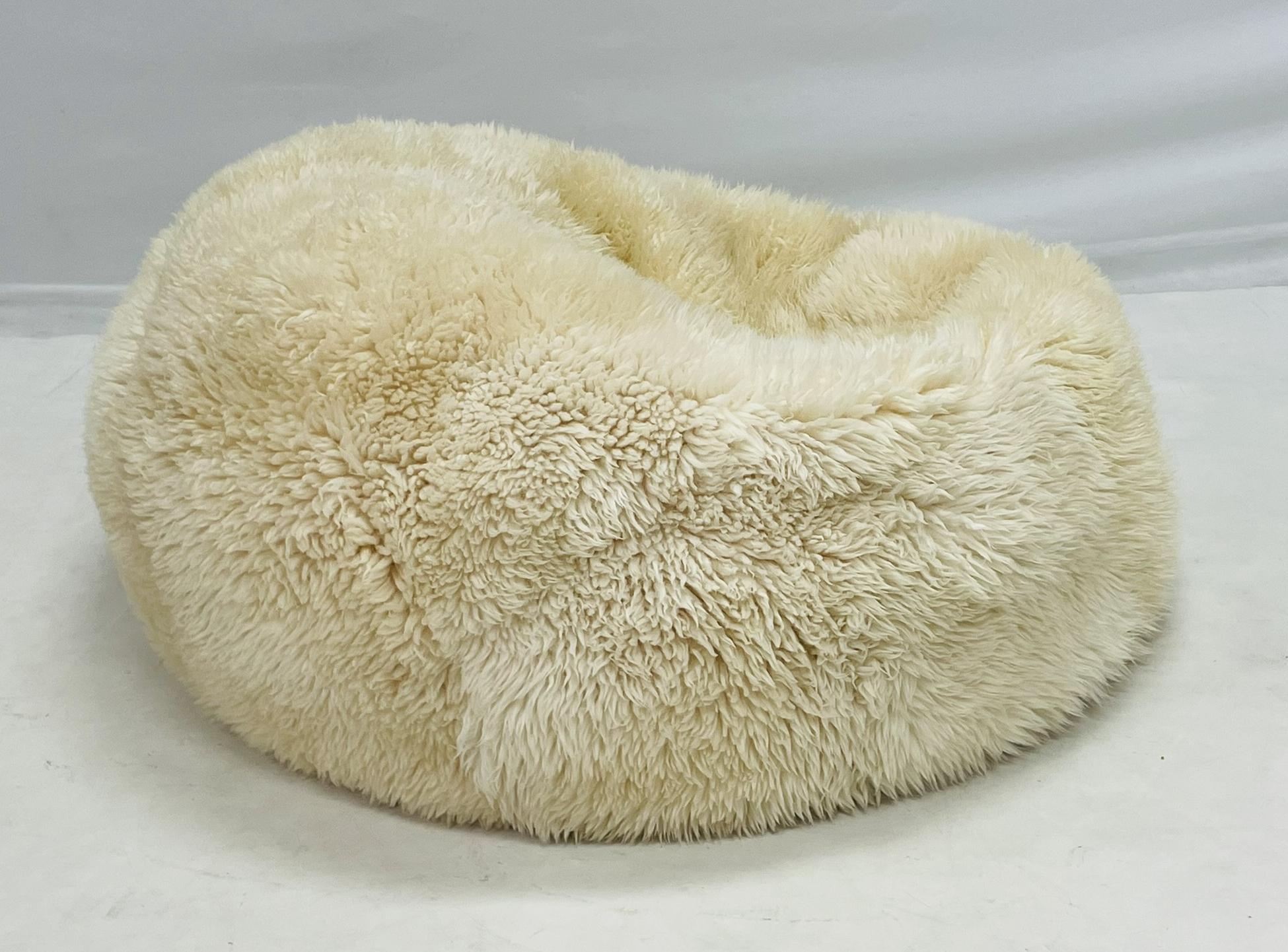 Fait main Fauteuil pouf en peau de mouton australienne par Auskin Group, Contemporary en vente