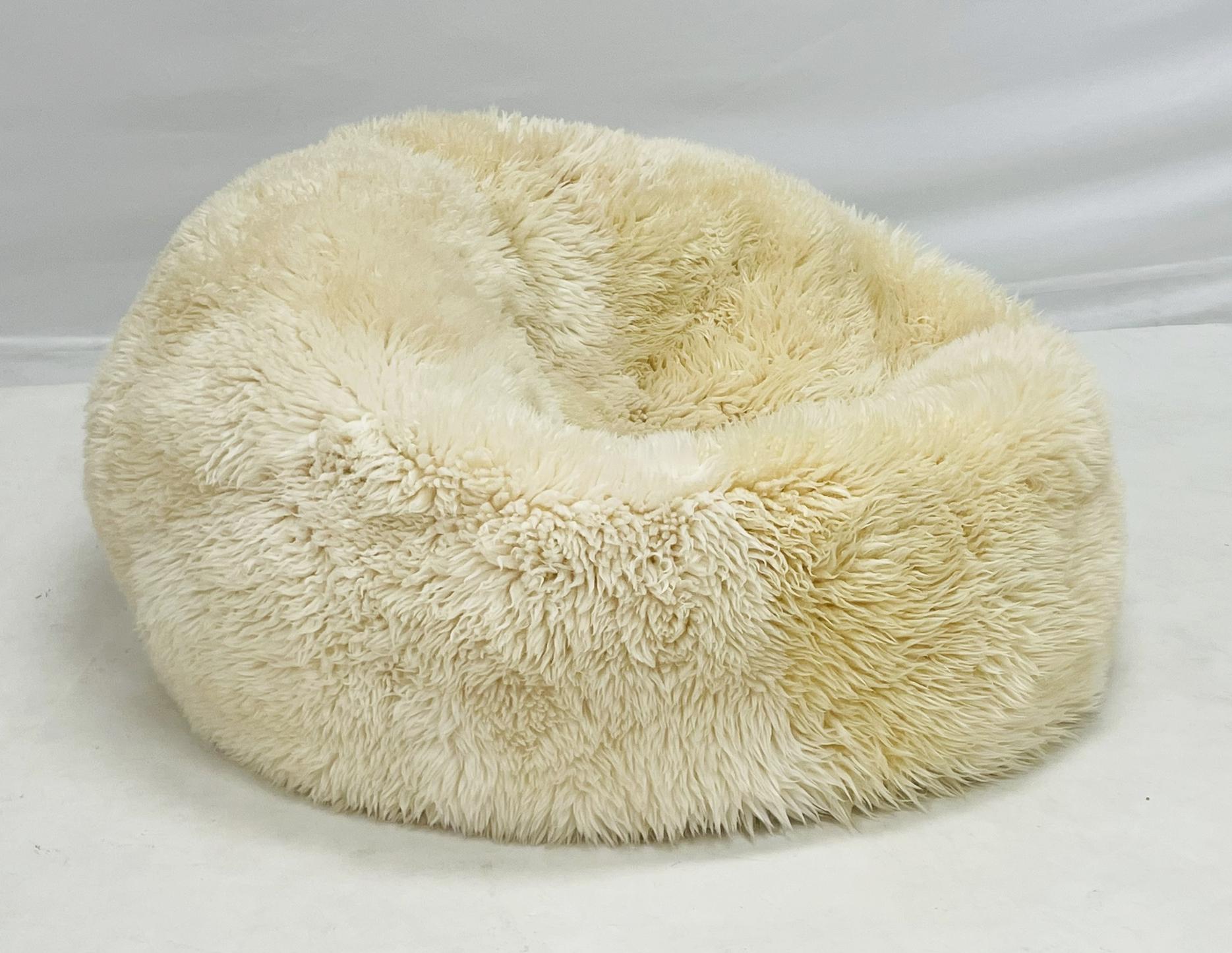 Fauteuil pouf en peau de mouton australienne par Auskin Group, Contemporary Bon état - En vente à Los Angeles, CA