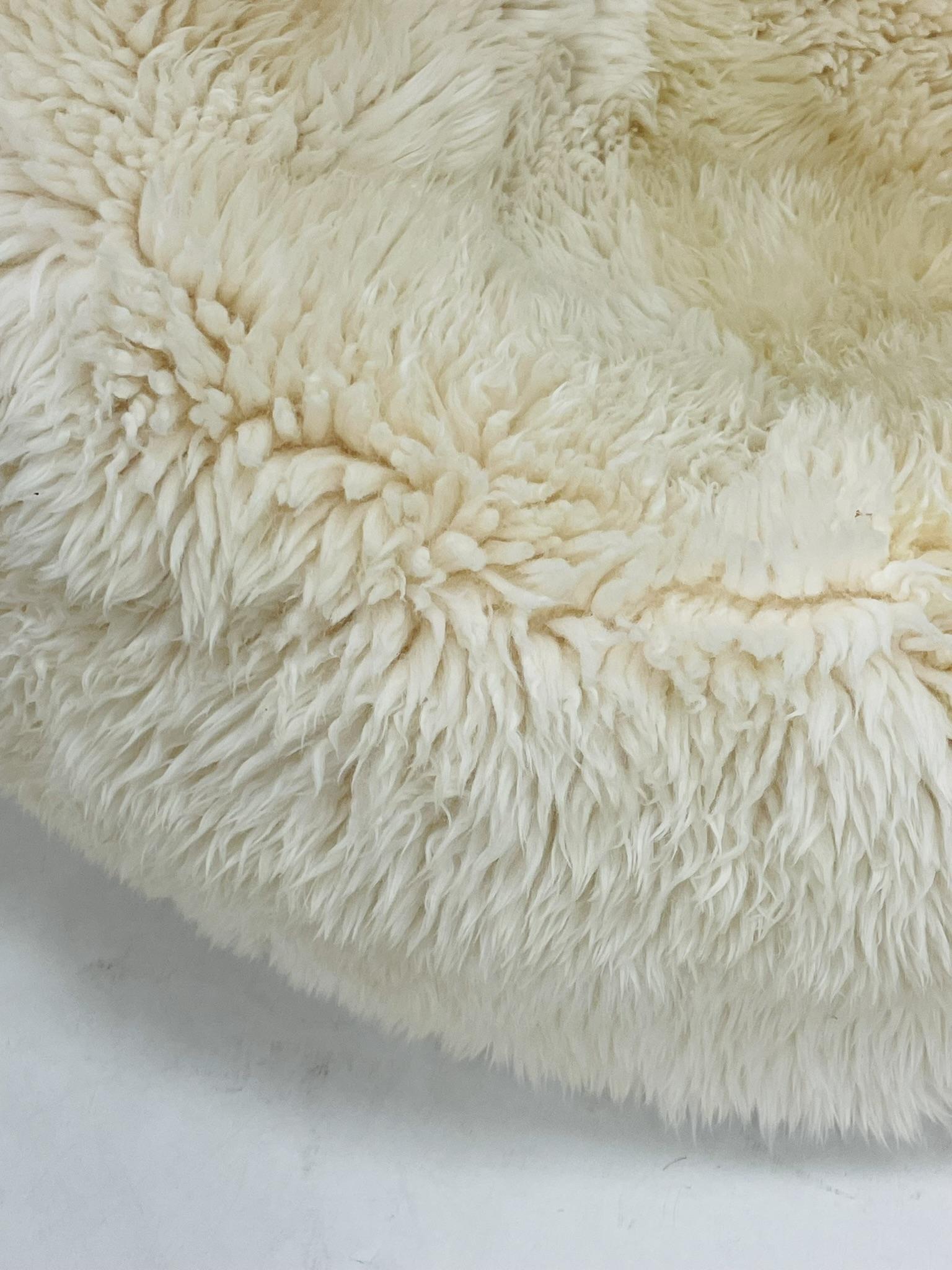 Fauteuil pouf en peau de mouton australienne par Auskin Group, Contemporary en vente 1