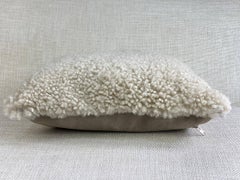 Coussin lombaire en bouclette crème et noix de coco  Peau de mouton Shearling