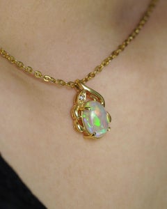 Colgante australiano de cristal macizo, ópalo gelatinoso y diamantes, en oro de 18 quilates, en tonos verde, violeta y azul