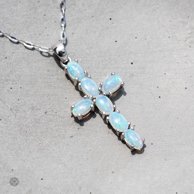 Arts and Crafts Collana con ciondolo a forma di croce in opale massiccio australiano, argento 925 in vendita