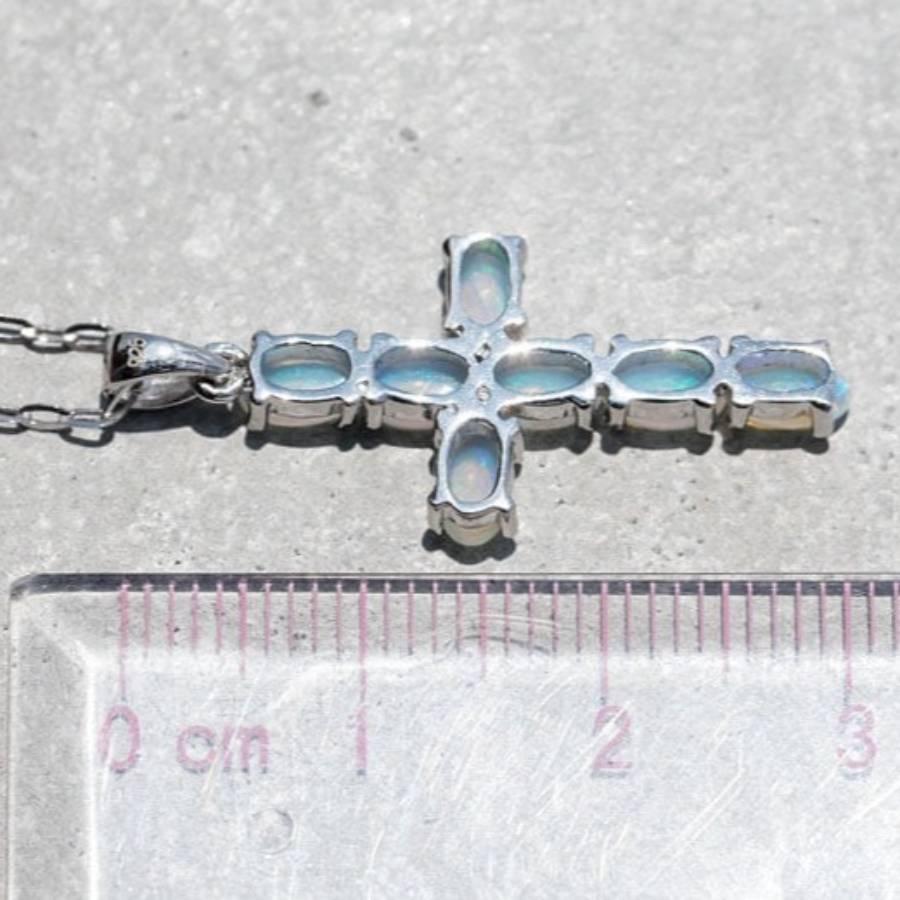 Collana con ciondolo a forma di croce in opale massiccio australiano, argento 925 In condizioni Nuovo in vendita a Suwanee, GA