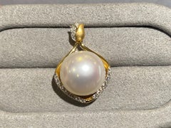 Ciondolo con diamanti e mari del sud australiani in oro giallo 18 carati