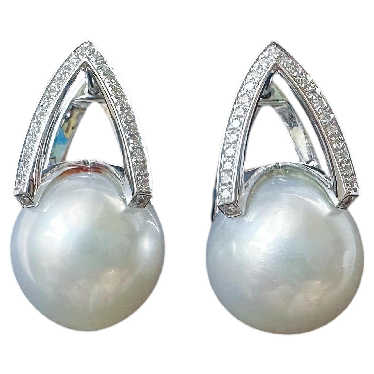 Pendientes con cierre de palanca de perlas de los Mares del Sur de Australia y diamantes, en oro blanco de 18 quilates en venta