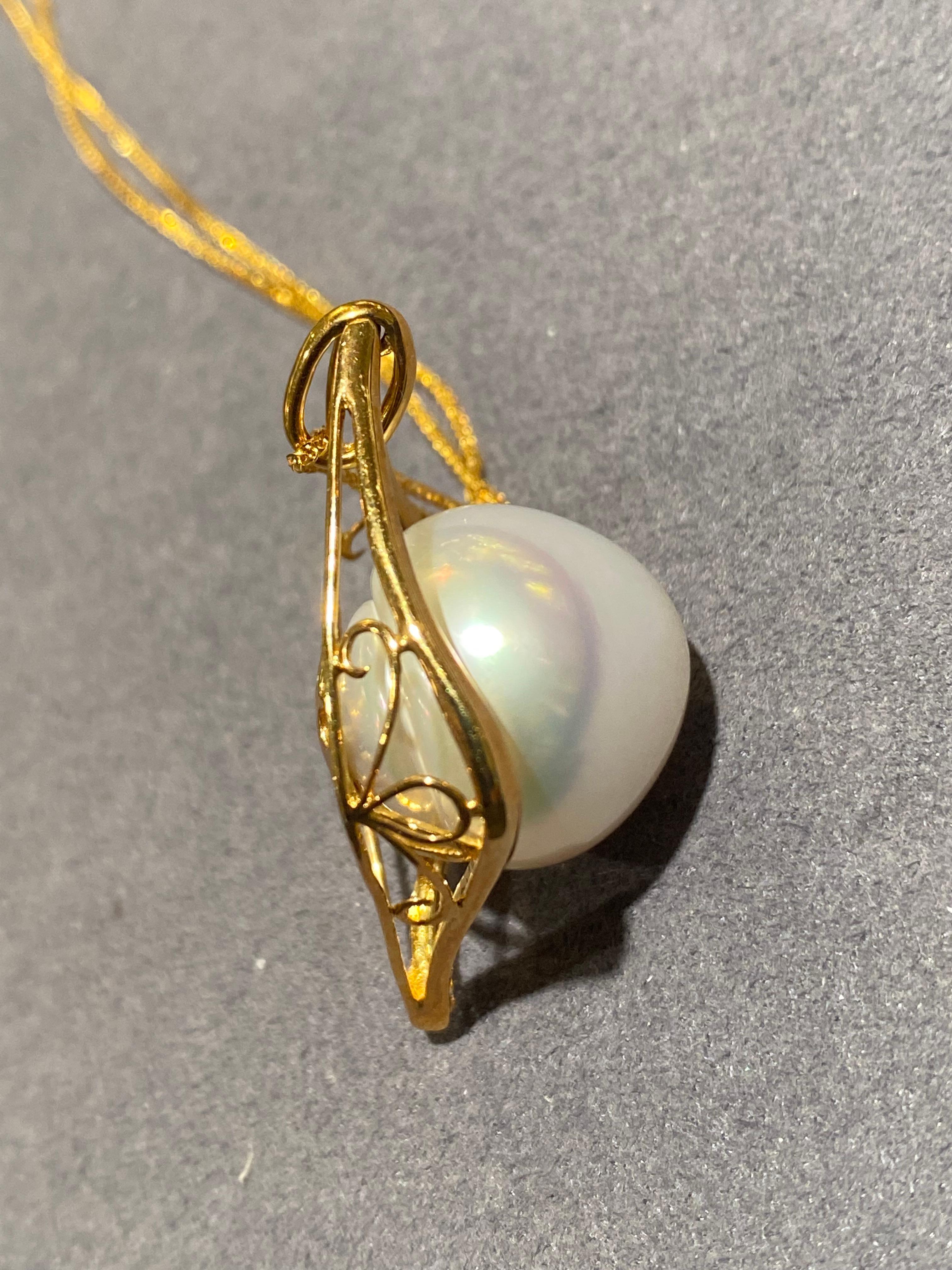 Contemporary Australian South Sea Pearl and Diamond Pendant in 18k Yellow Gold For Sale