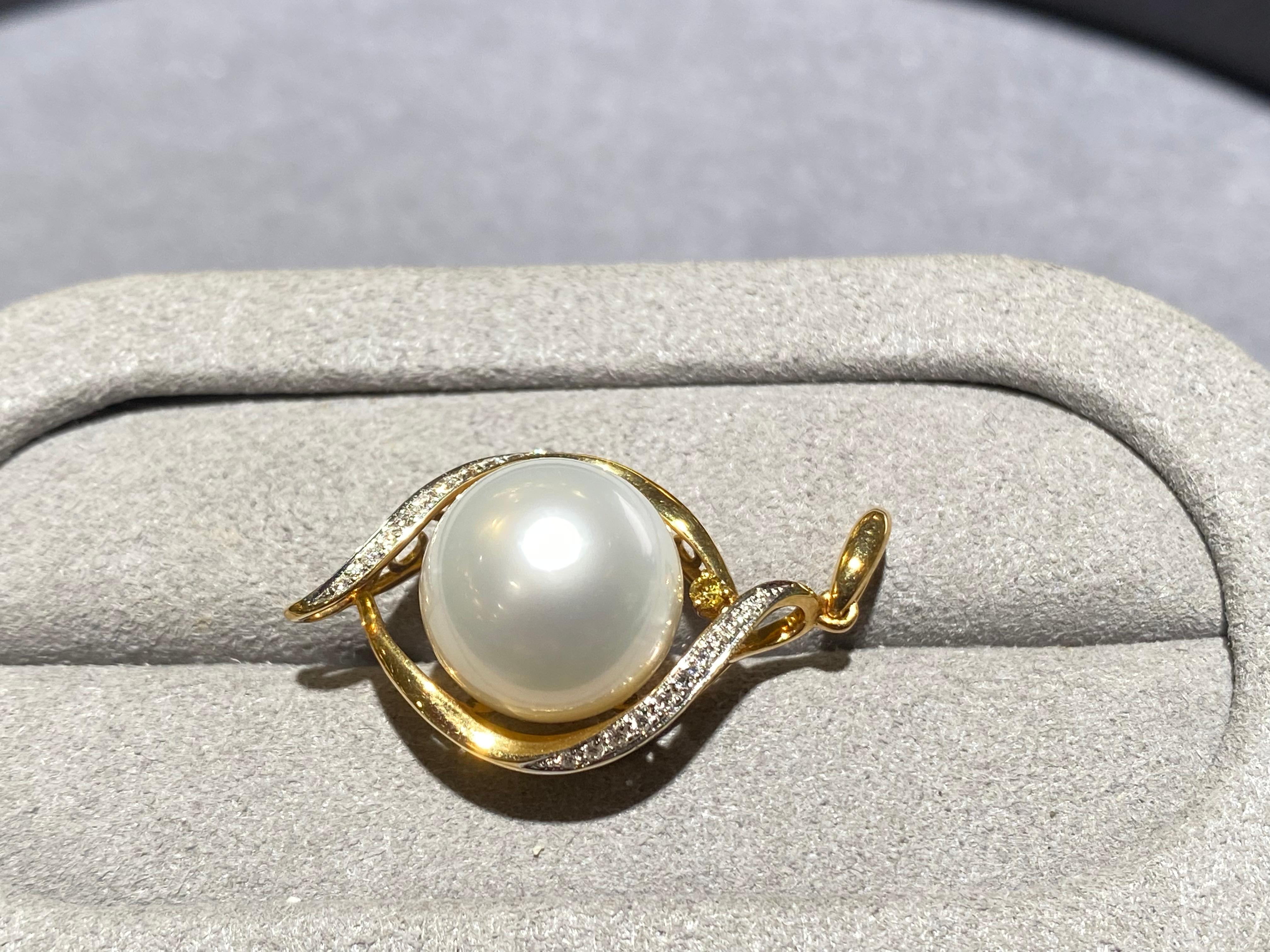 Contemporary Australian South Sea Pearl and Diamond Pendant in 18k Yellow Gold For Sale