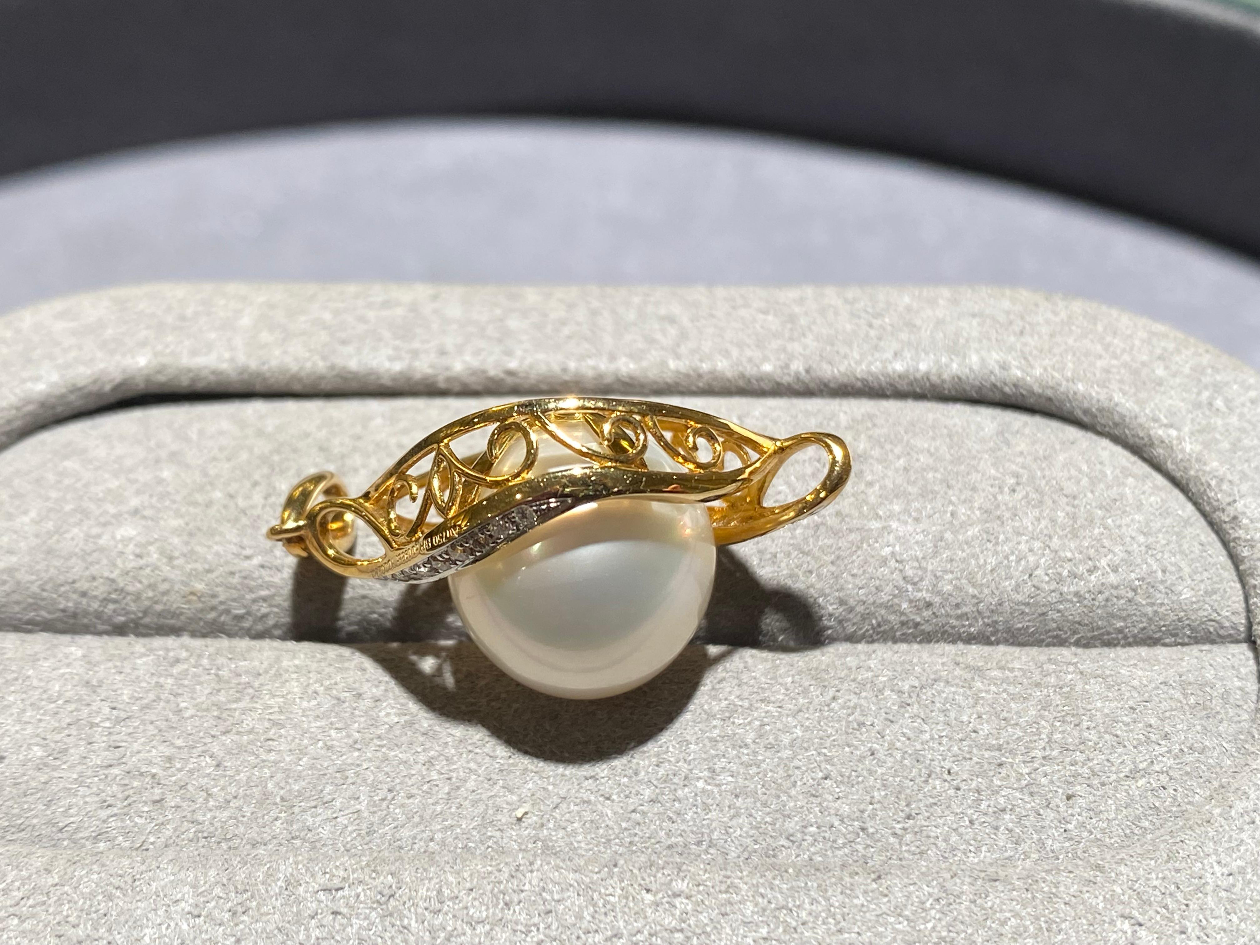 Australian South Sea Pearl and Diamond Pendant in 18k Yellow Gold In New Condition For Sale In Melbourne, AU