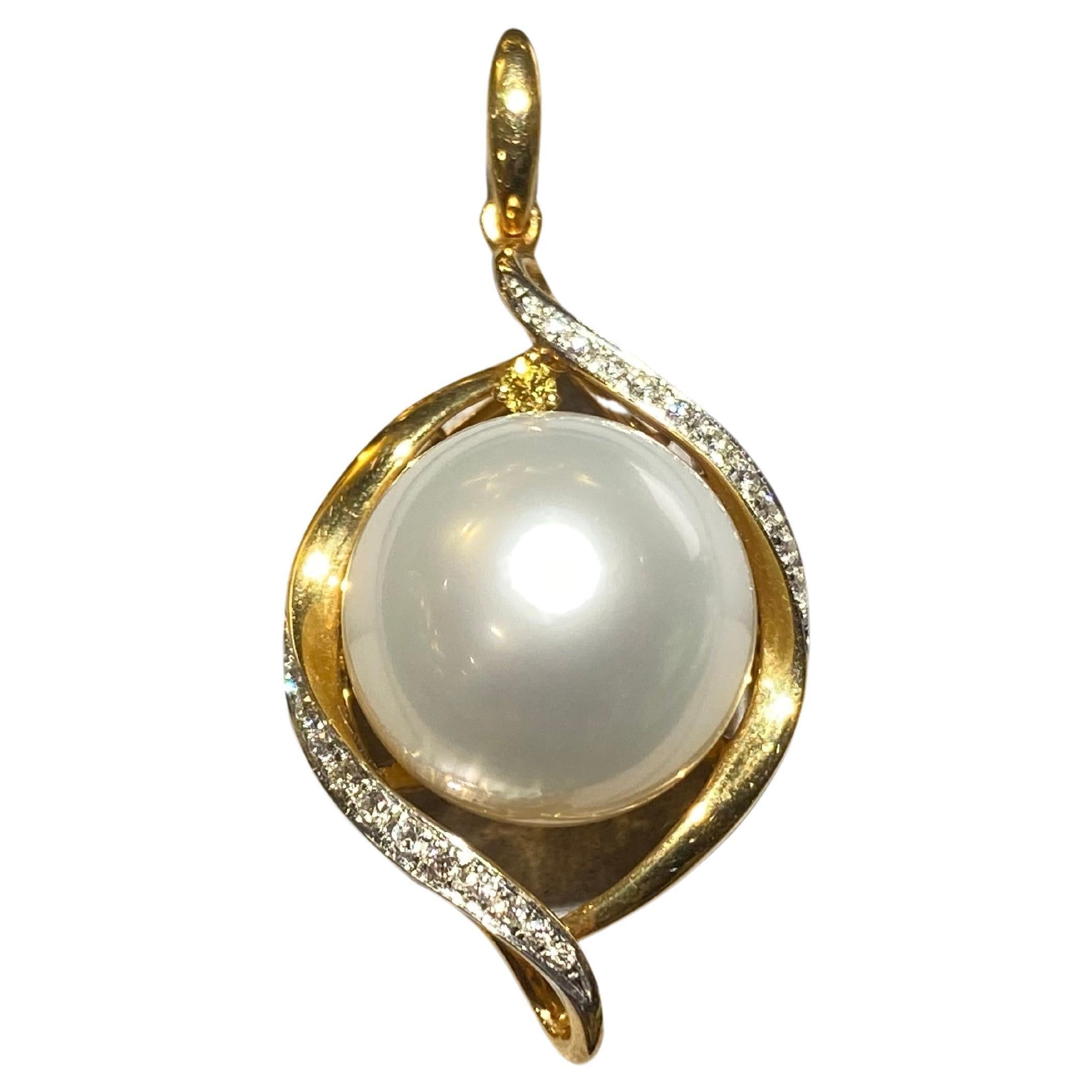 Australian South Sea Pearl and Diamond Pendant in 18k Yellow Gold For Sale