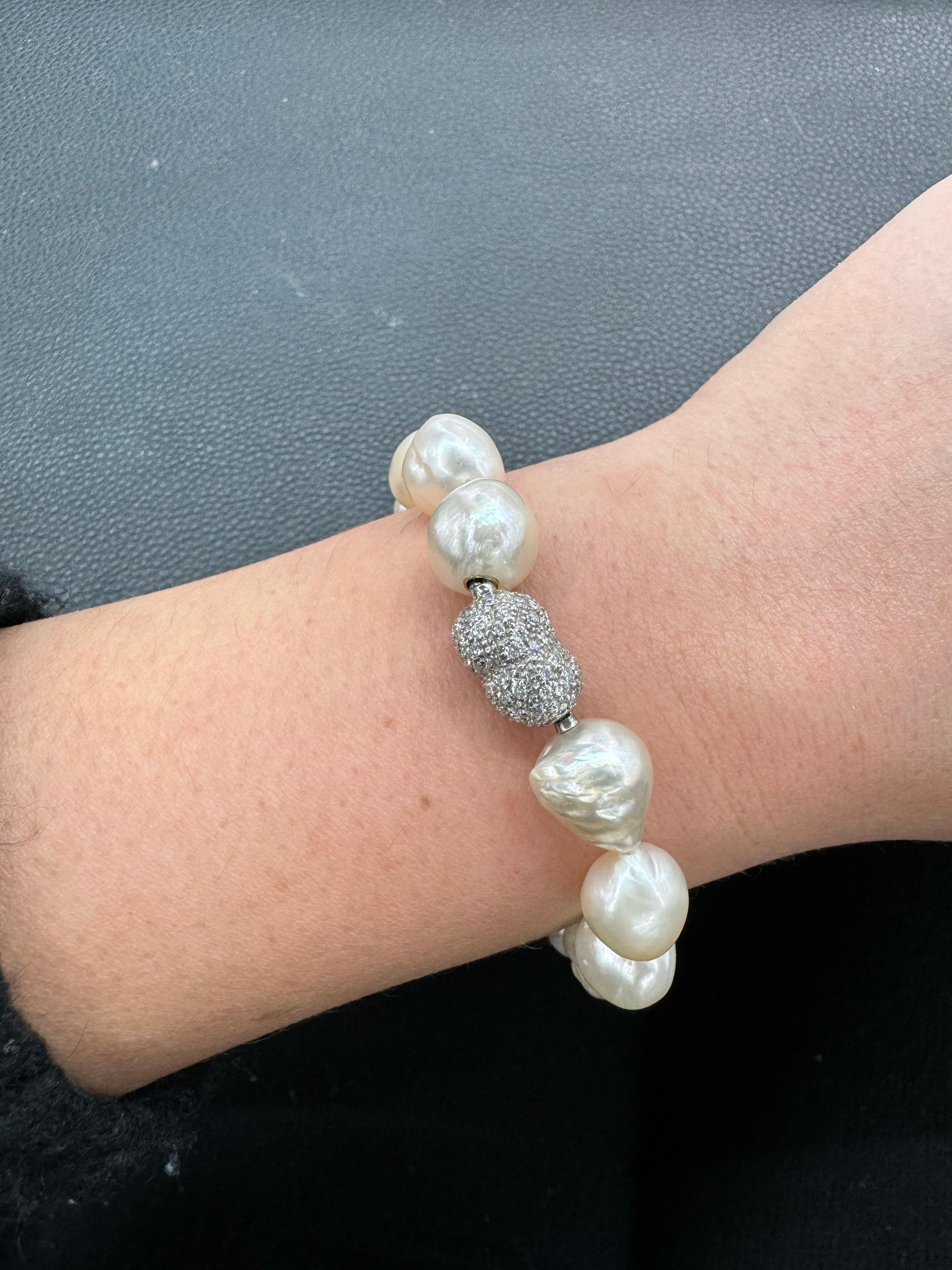 Australian South Sea Pearl Diamond Platinum Clasp Bracelet 1.50 Carats In Excellent Condition For Sale In New York, NY