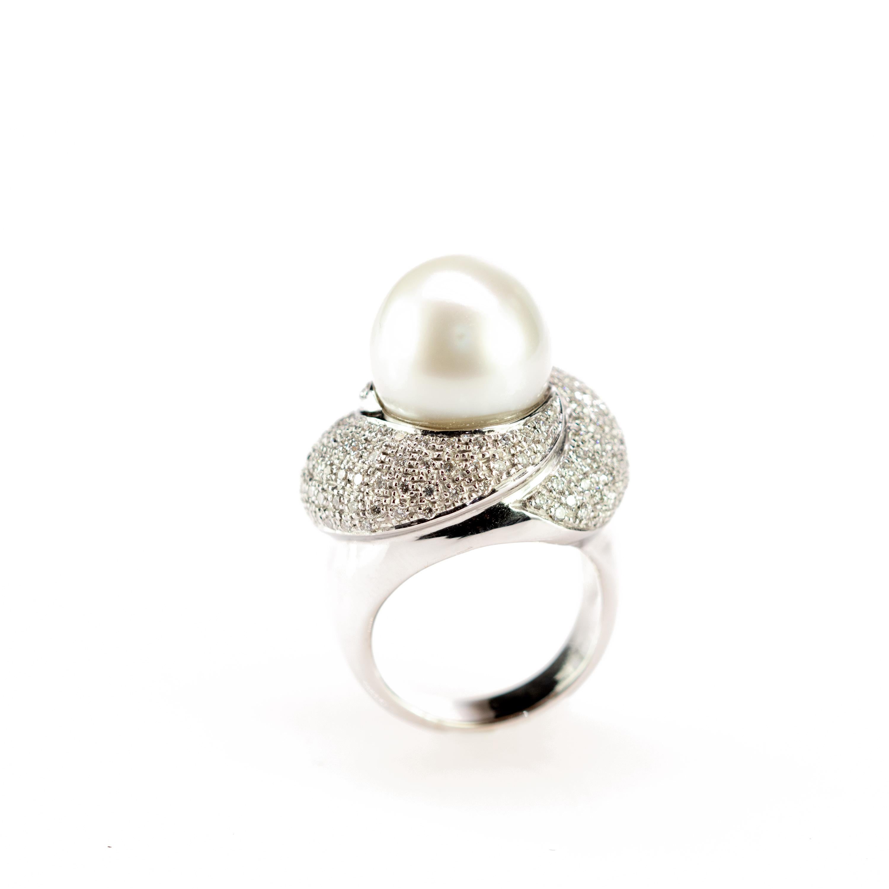 Timeless design in white gold stunned with diamonds and Japanese natural pearl. This design is inspired by the mermaid legends where there is a unique creature as beautiful as this pearl that is always protected with gold woven. This design shows