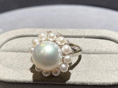 Anello con perle australiane dei mari del sud, perle di mare e diamanti in oro bianco 18 carati