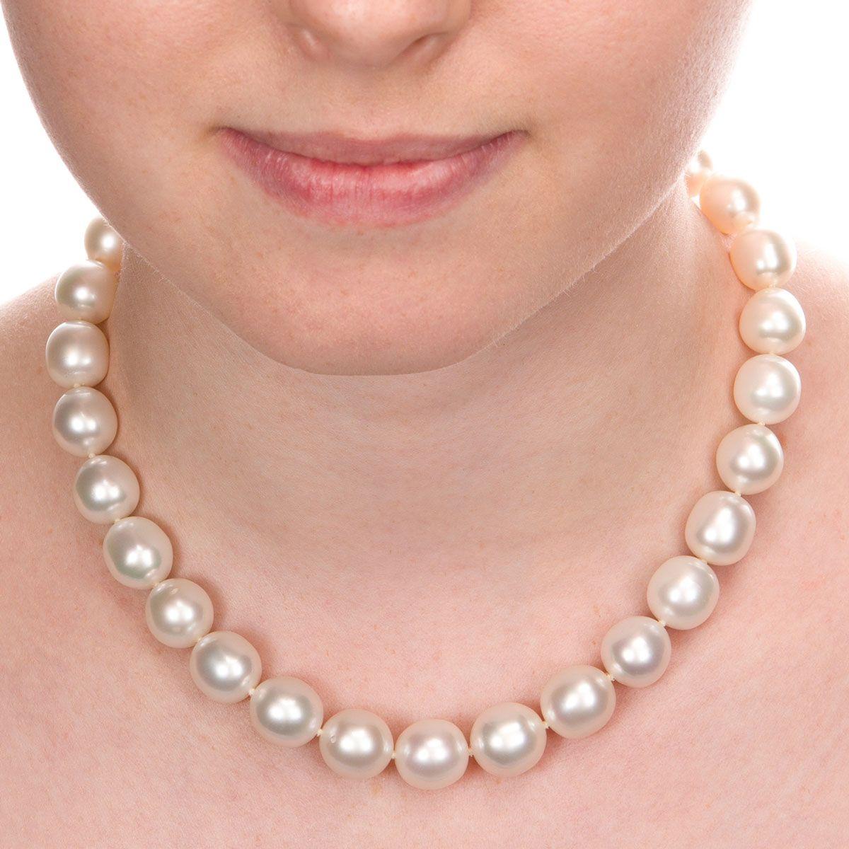 Australian South Sea Pearl Strand with 18 Karat White Gold and Diamond Set Clasp For Sale 7
