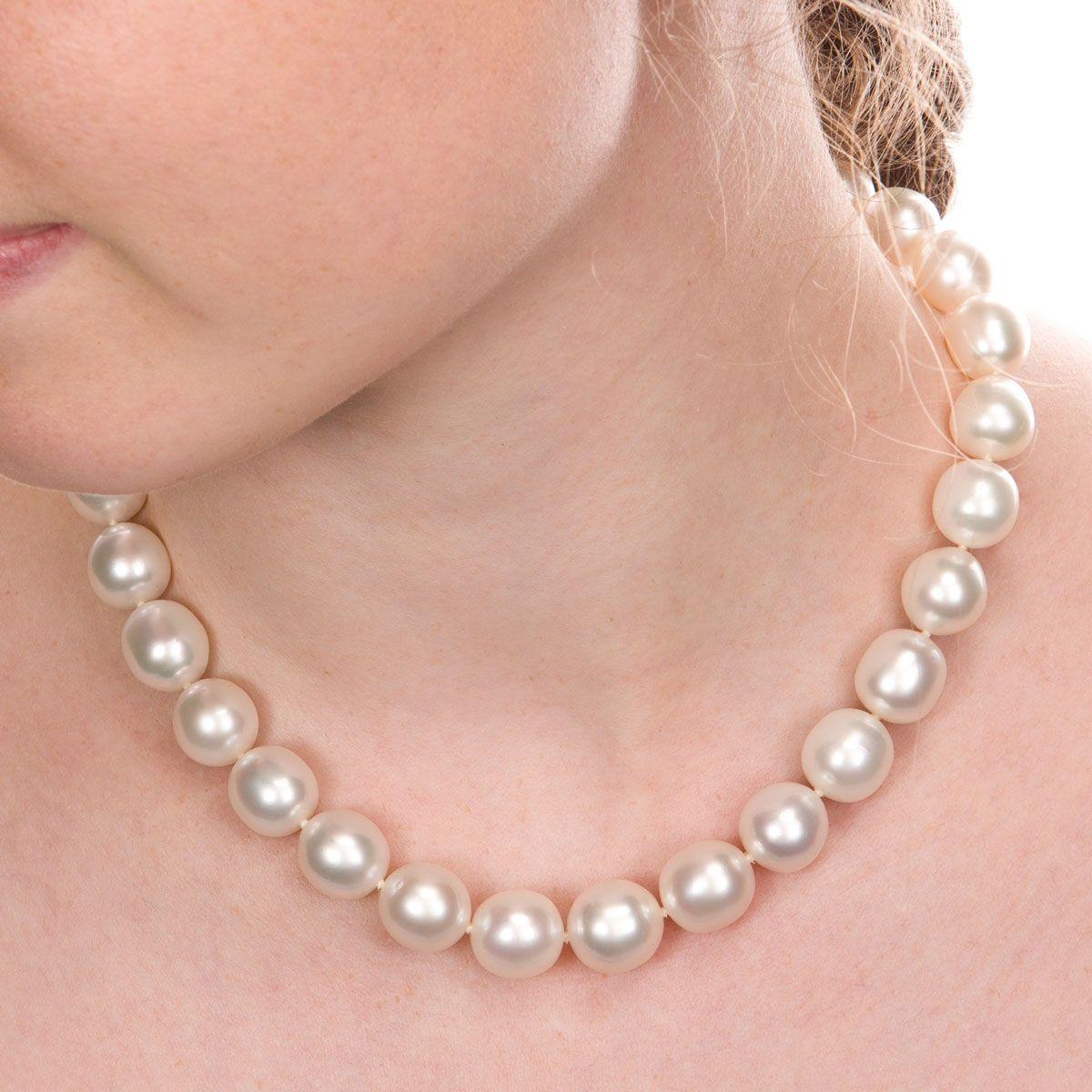 Australian South Sea Pearl Strand with 18 Karat White Gold and Diamond Set Clasp For Sale 8