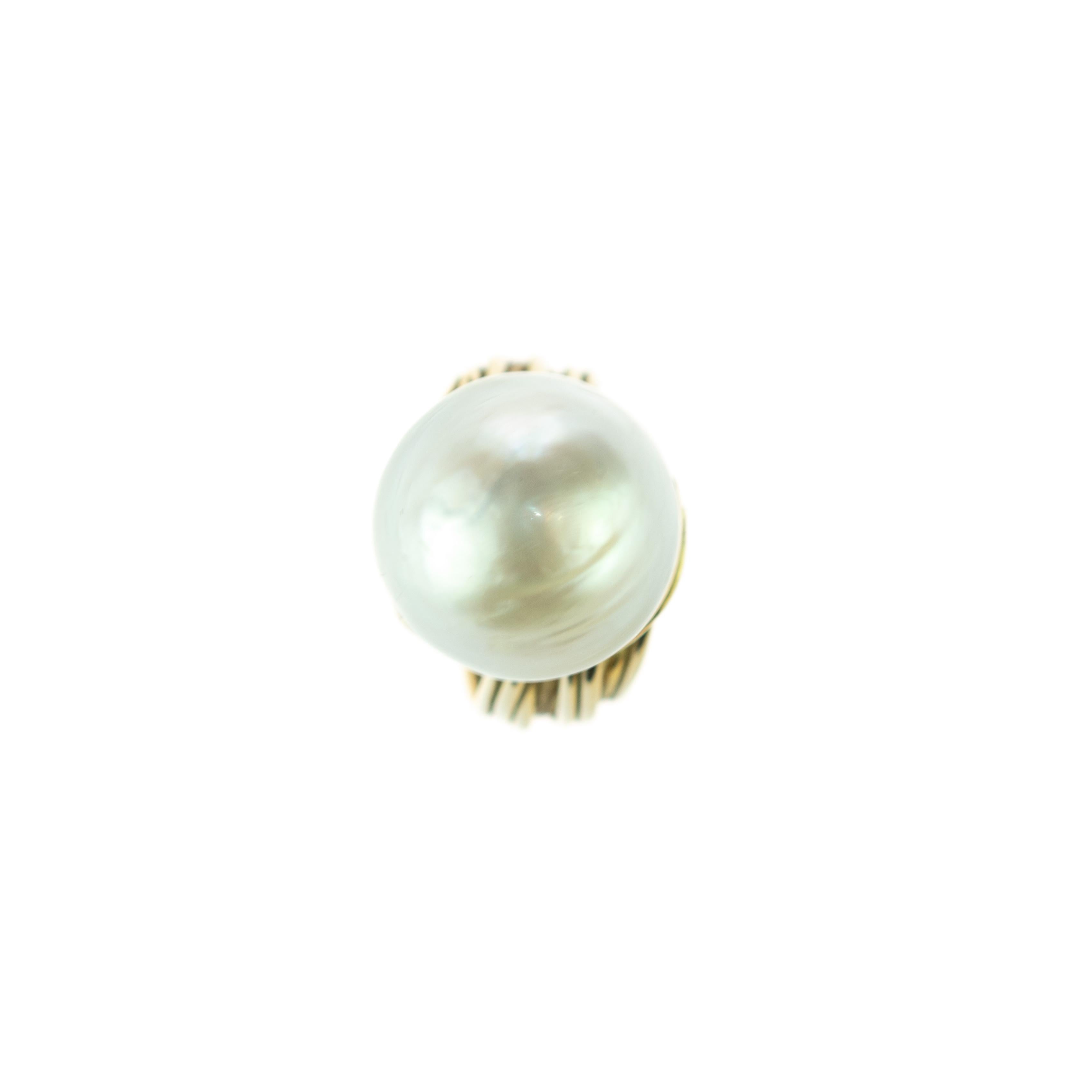 Australian South Sea Pearl Woven 18 Karat Gold Romantic Round Cocktail Ring In New Condition For Sale In Milano, IT
