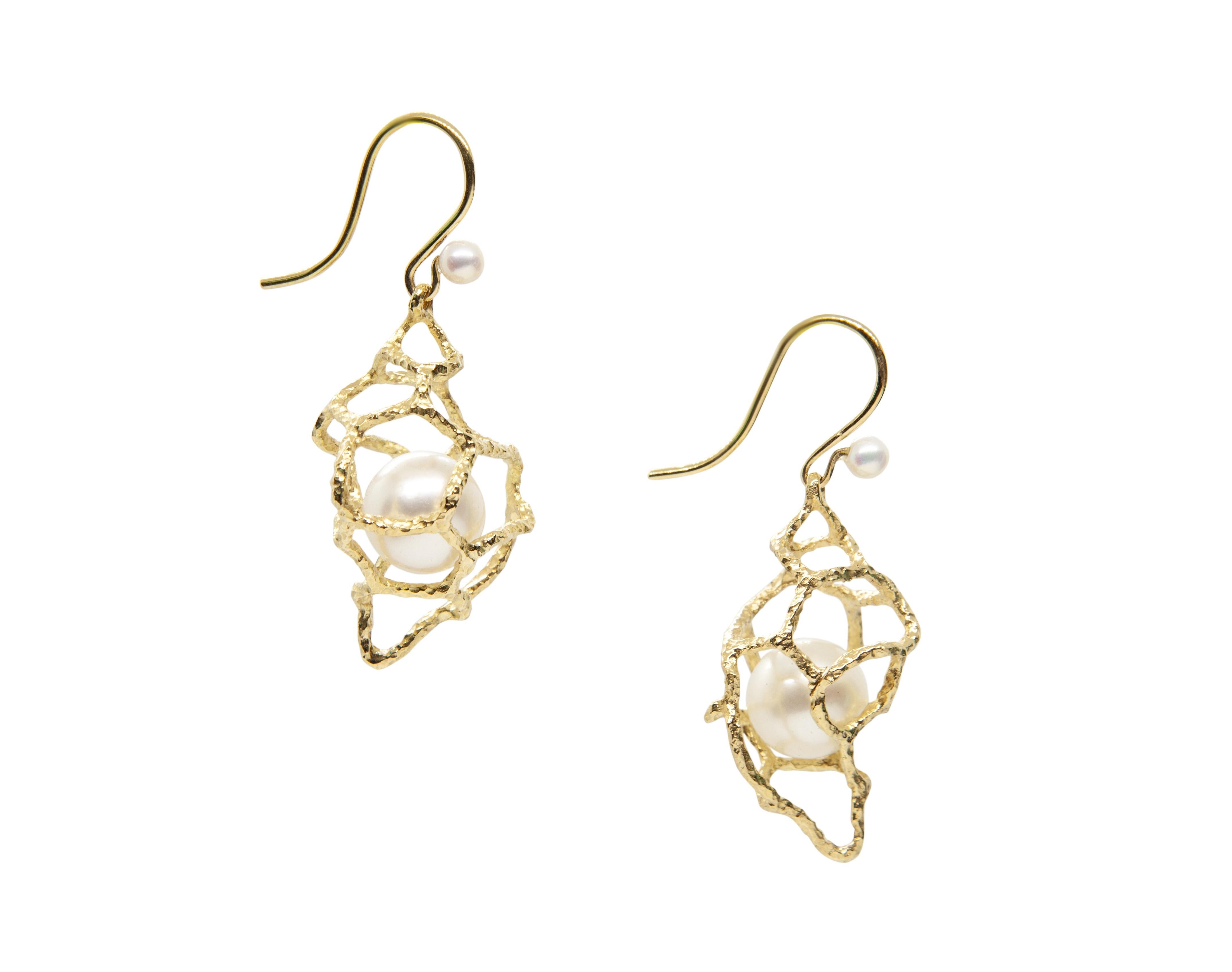 This pair of earrings are from Lingjun's 'FISSURE' collection, inspired by the conch shell in the sea, embracing the fine round white Australian South Sea pearls, celebrating the vibrant life of our oceans.

The organic lines of gold were hand