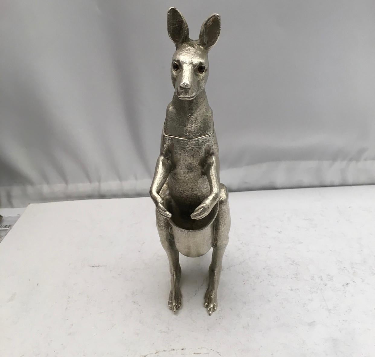 Sterling silver model of a Kangaroo. Australian.

Probably an inkwell and pen holder.

1060 grams

Measures: 23 cm tall.
 