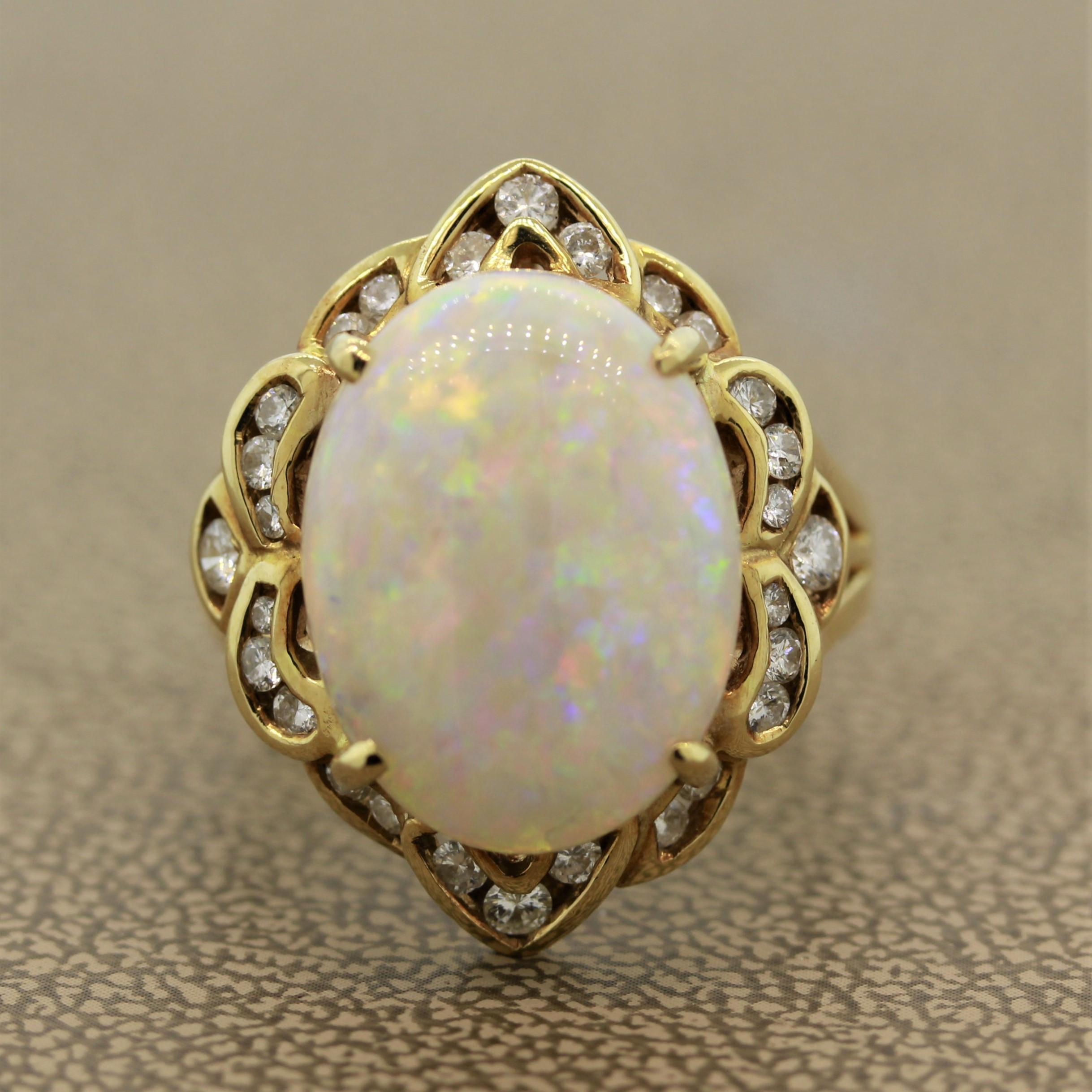 Ein üppiger natürlicher australischer Opal, der alle Farben von Rot, Blau, Grün bis hin zu Violett und Orange zeigt. Er wiegt 6,45 Karat und hat ein ausgezeichnetes Farbenspiel. Der Opal wird von 0,50 Karat runden Diamanten im Brillantschliff