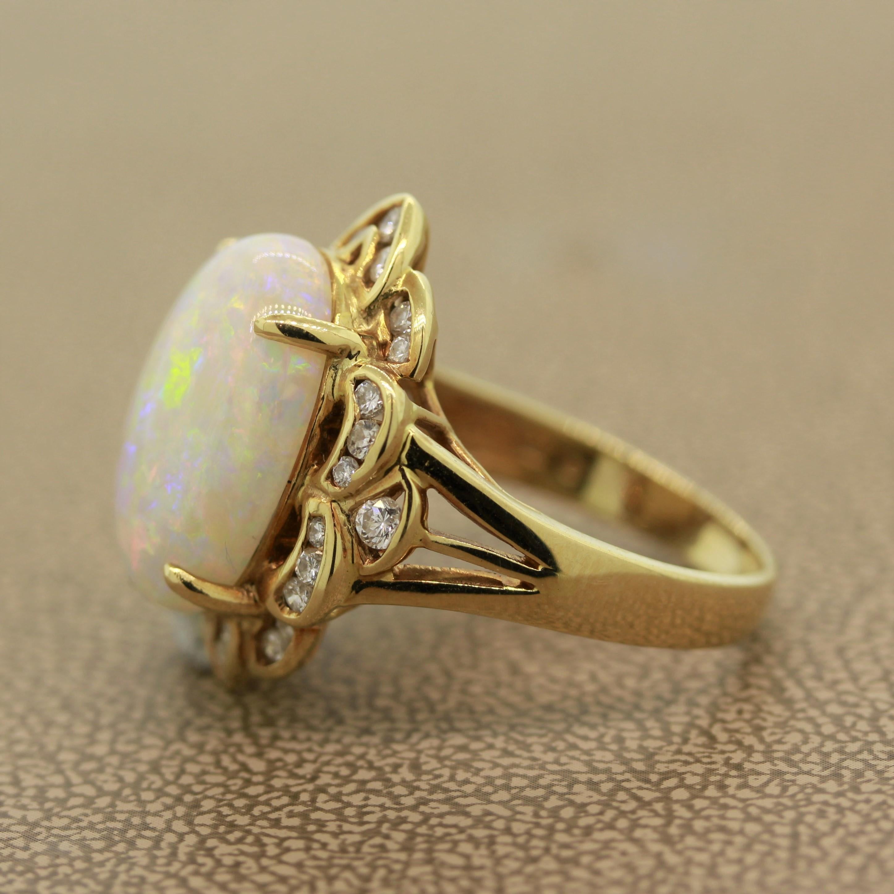 Goldring mit australischem weißem Opal und Diamant in Gold (Cabochon) im Angebot