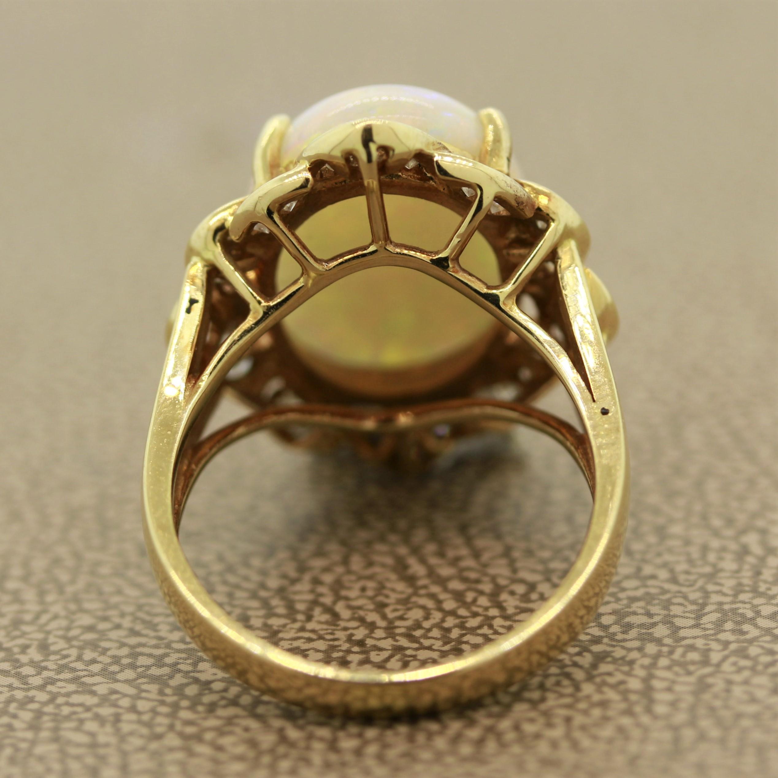 Goldring mit australischem weißem Opal und Diamant in Gold im Zustand „Neu“ im Angebot in Beverly Hills, CA