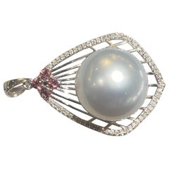 Pendentif australien en or blanc 18 carats avec perles des mers du Sud blanches et diamants