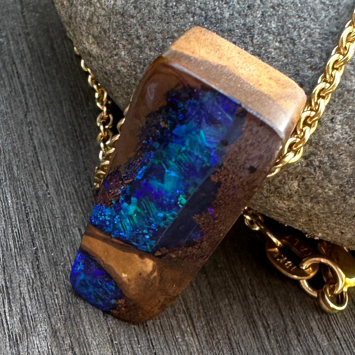 Australischer „Wood Replacement“ Boulder-Opal-Anhänger an Kabelkette aus 18 Karat Gold 4