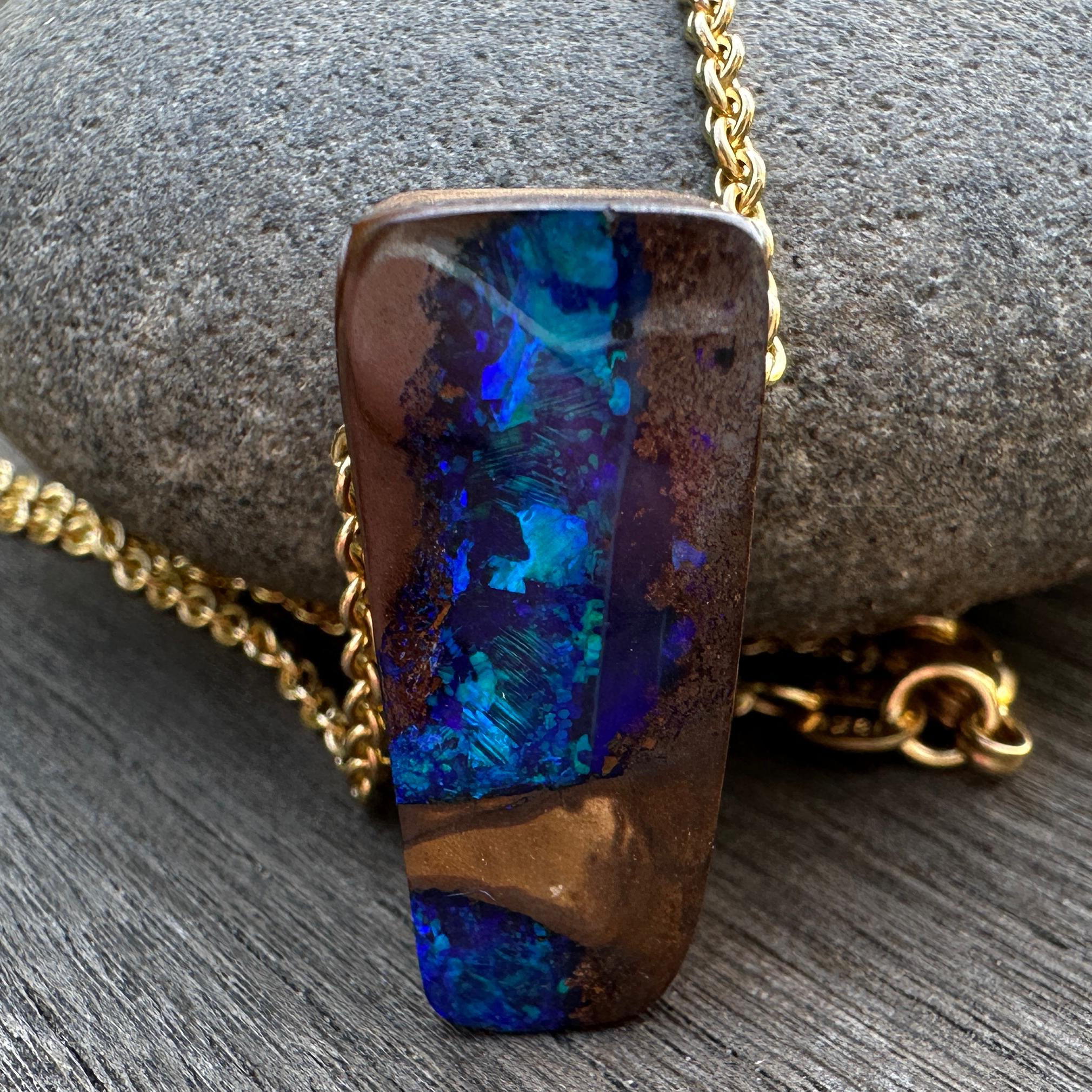 Australischer „Wood Replacement“ Boulder-Opal-Anhänger an Kabelkette aus 18 Karat Gold 5