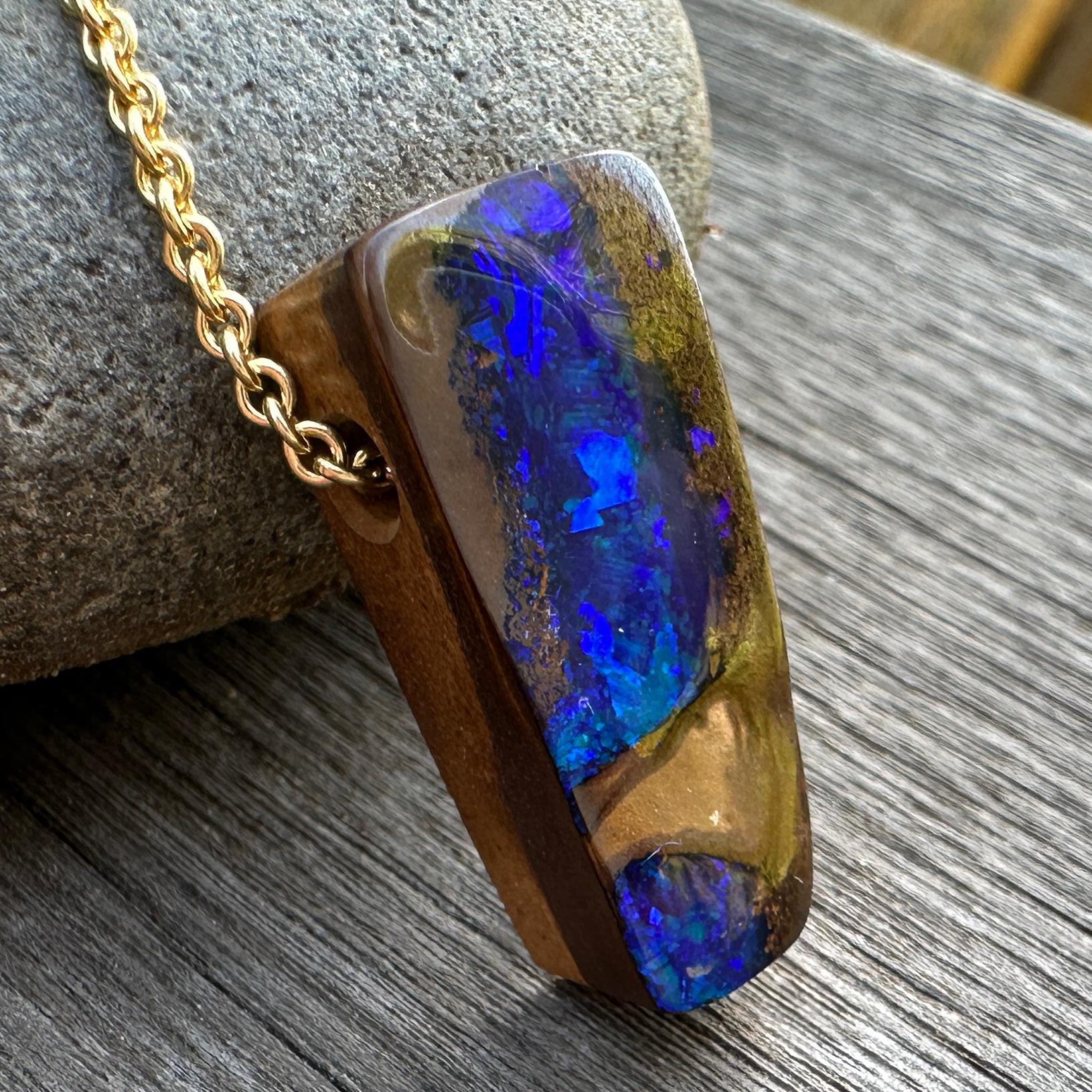 Australischer „Wood Replacement“ Boulder-Opal-Anhänger an Kabelkette aus 18 Karat Gold 6