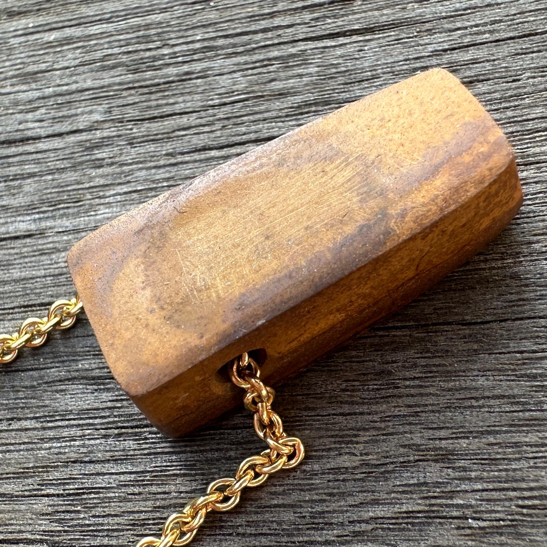 Australischer „Wood Replacement“ Boulder-Opal-Anhänger an Kabelkette aus 18 Karat Gold 10