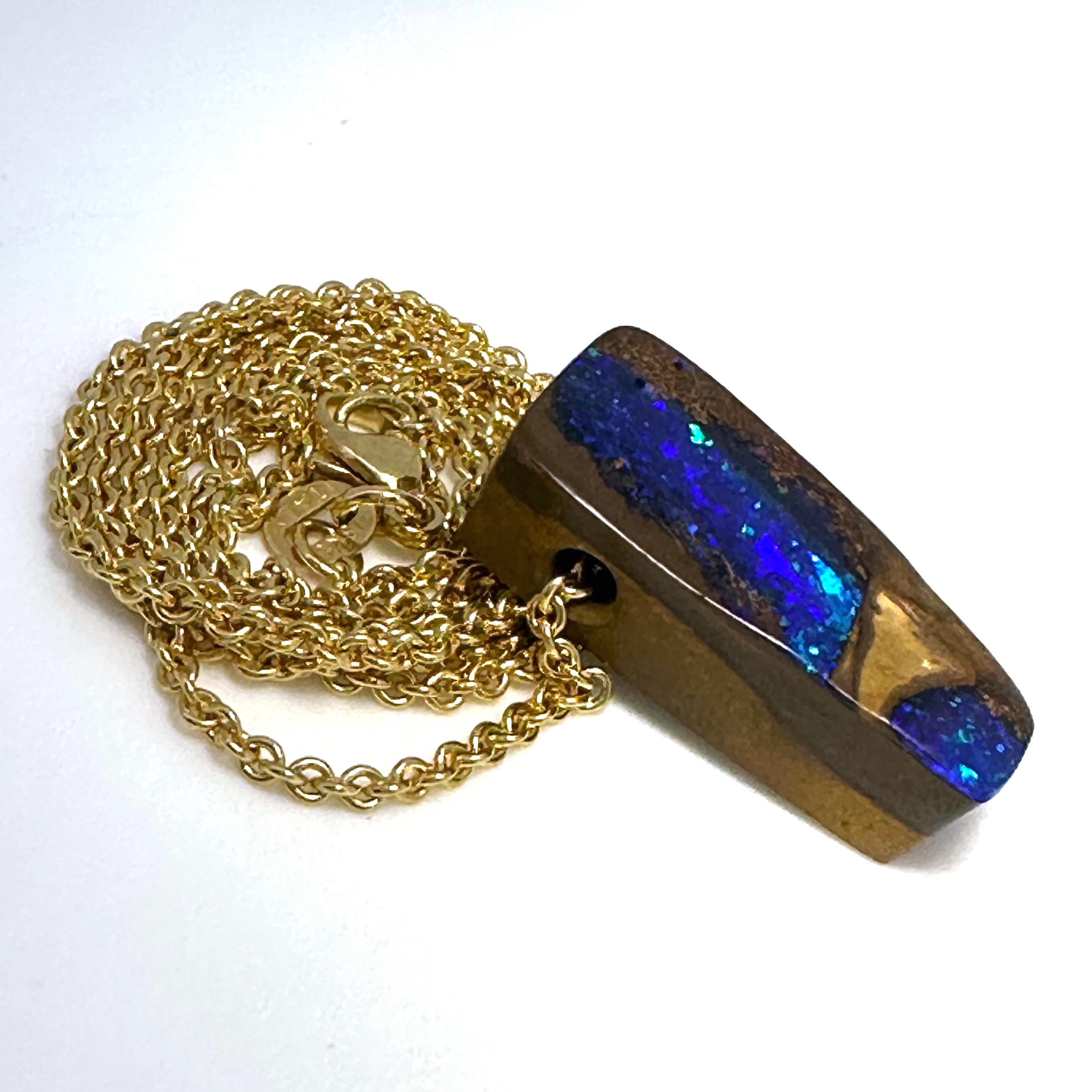Dieser schlichte, aber völlig einzigartige, grob rechteckige Boulder-Opal leuchtet blau und grün und hat winzige lilafarbene Nuancen.  

Die australische Schwarzopalschicht stammt von unserer guten Freundin Sally Patel von True Blue Opals und hat