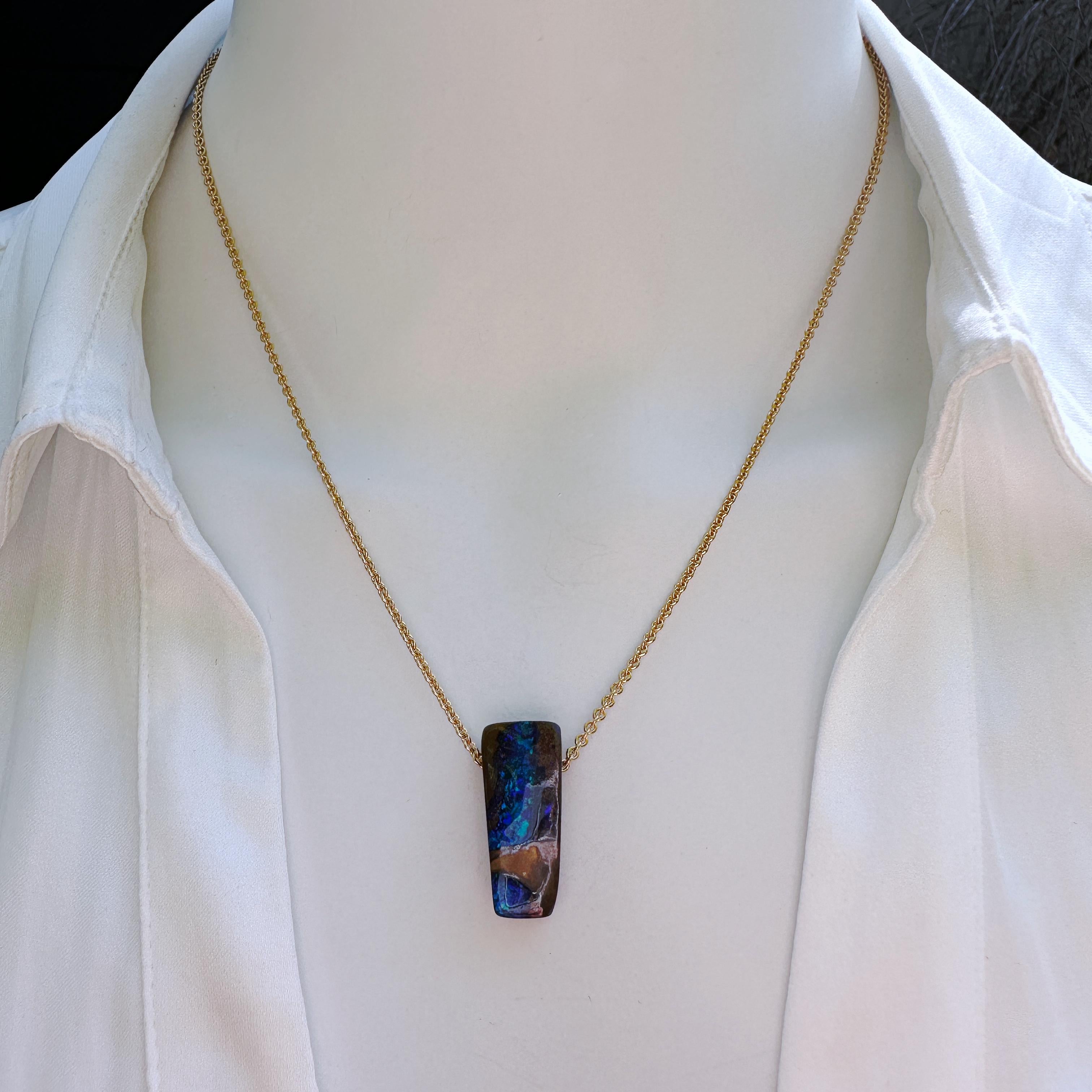 Australischer „Wood Replacement“ Boulder-Opal-Anhänger an Kabelkette aus 18 Karat Gold (Ungeschliffen)