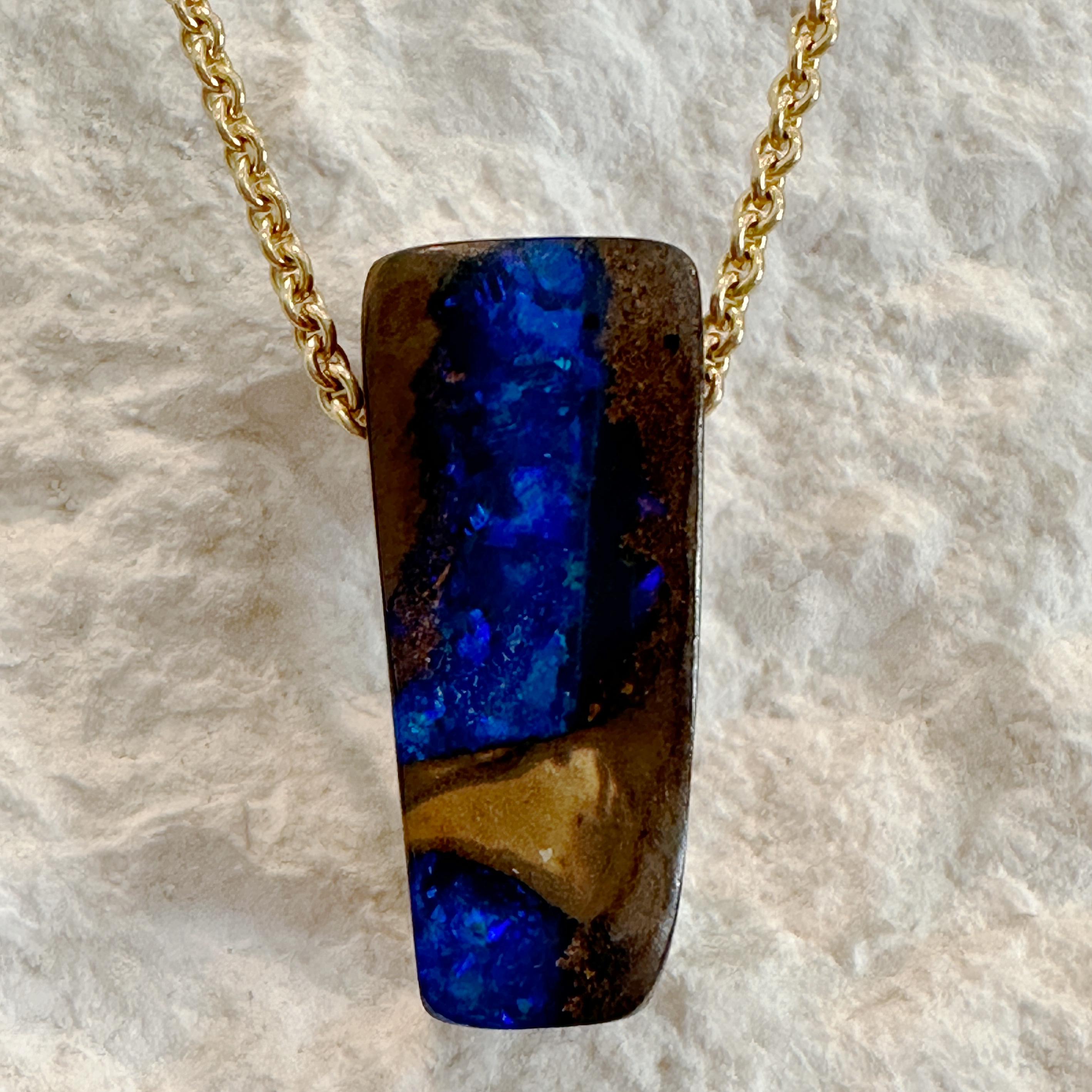 Australischer „Wood Replacement“ Boulder-Opal-Anhänger an Kabelkette aus 18 Karat Gold 2