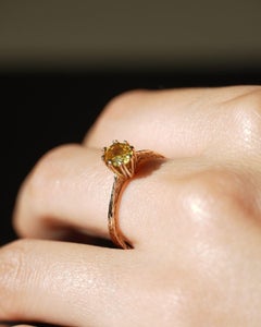 Anillo solitario con zafiro amarillo australiano, de oro rosa de 9 quilates, con textura de corteza de árbol