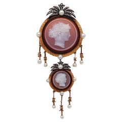 Austria 1870 Spilla con ciondolo in agata intagliata di Vienna in oro 18 carati con perle naturali