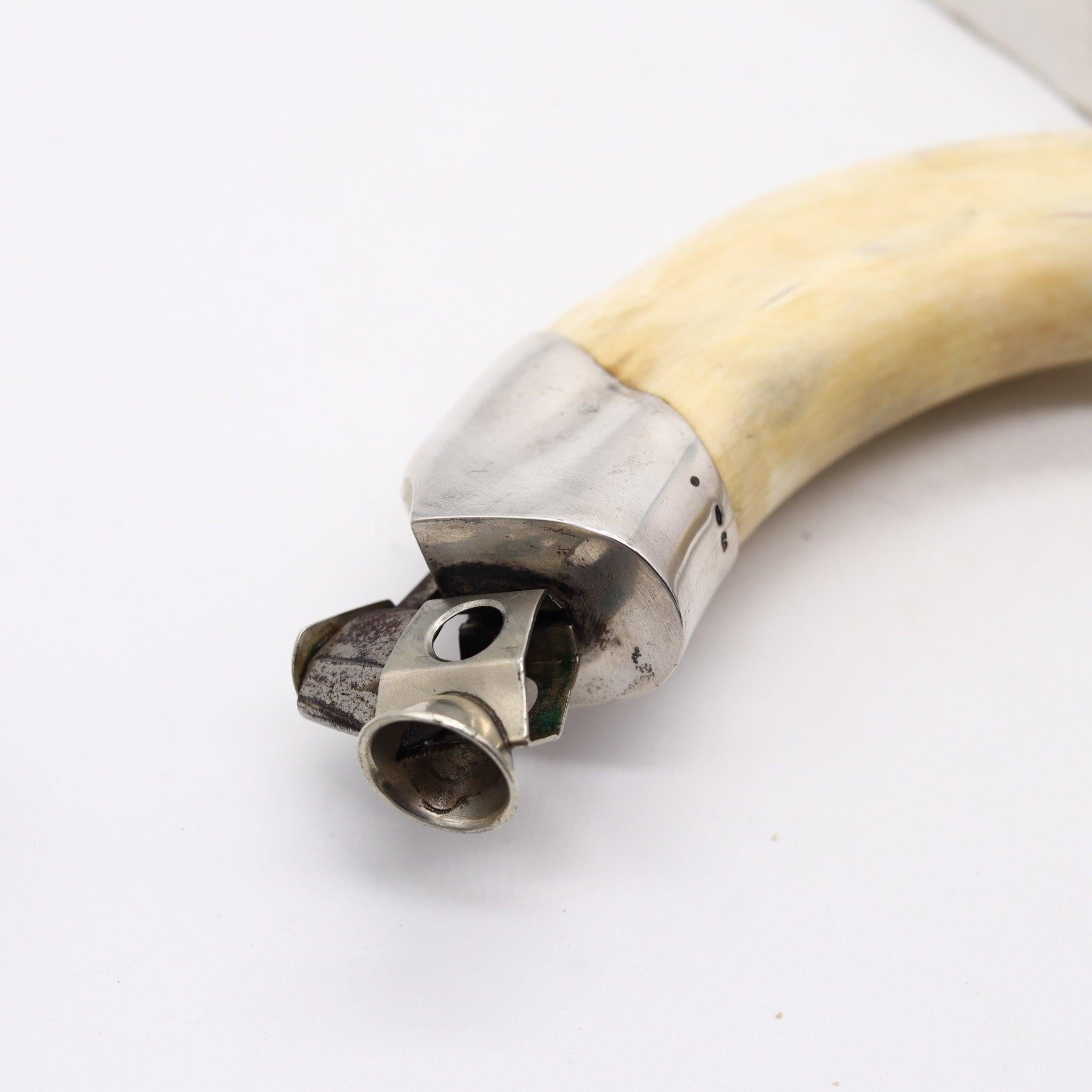 Cortapuros austriaco art-nouveau fabricado por Oskar Dietrich.

Se trata de un hermoso cortapuros creado en Austria durante el periodo art-nouveau tardío, entre 1900 y 1920. El cortapuros fue realizado por el orfebre vienés Oscar Dietrich con la