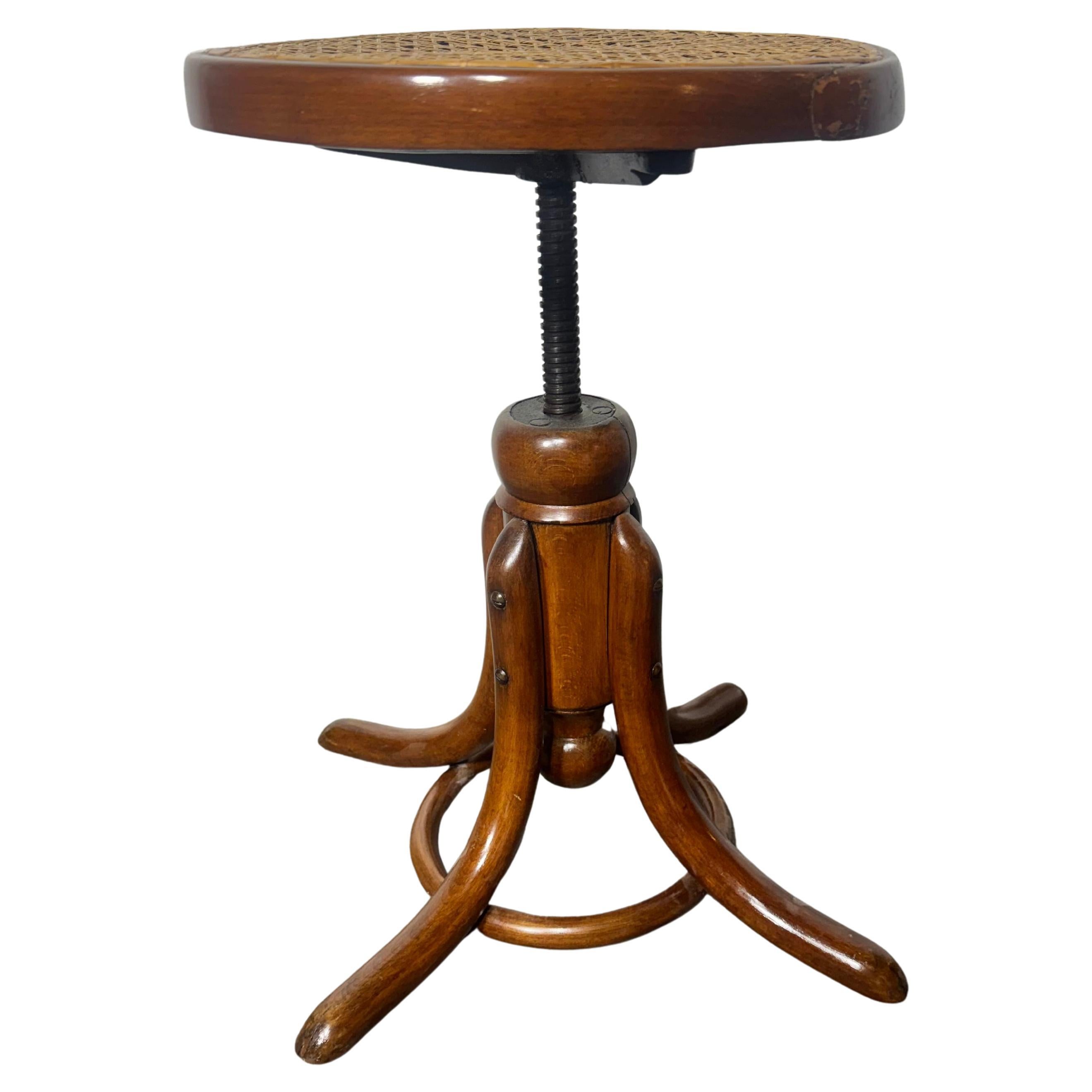 Austria / 1900 / piano stool / Thonet / bentwood, rattan / cane