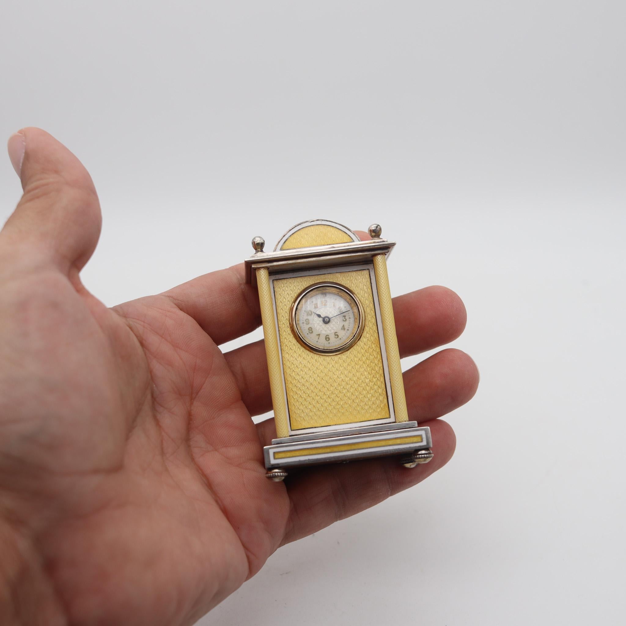 Austria 1910 Reloj de tocador en miniatura con esmalte guilloché eduardiano en plata 950 en venta 2