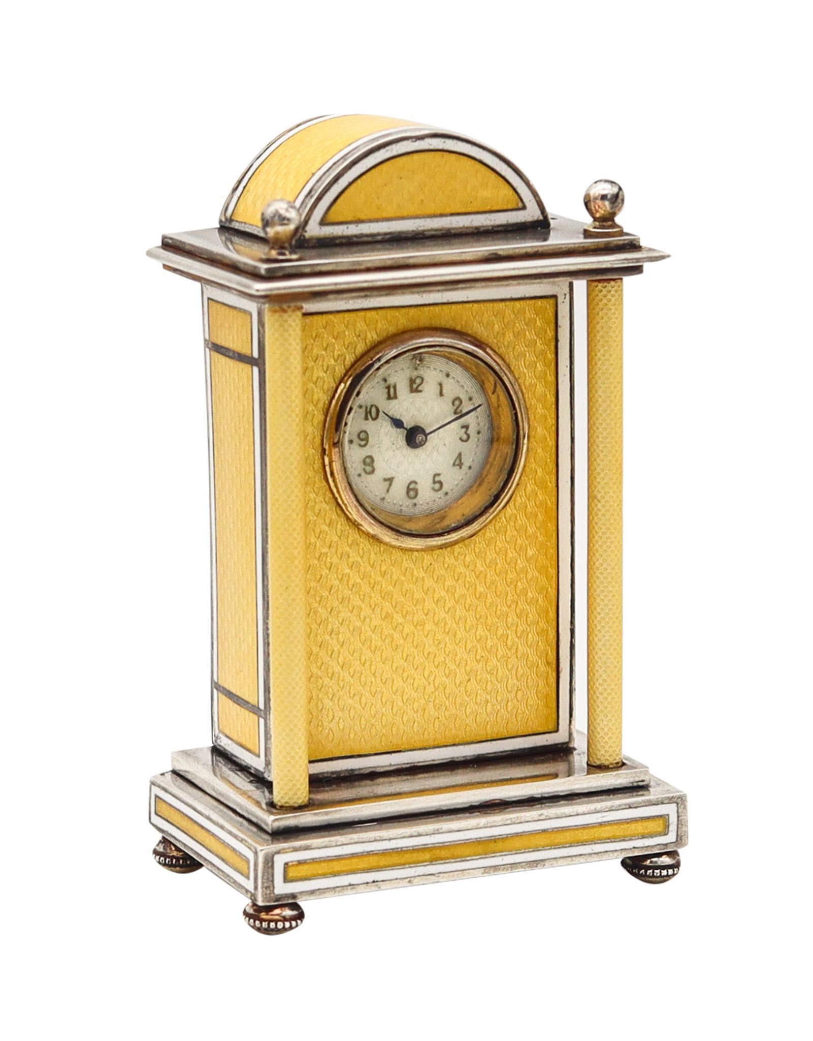 Reloj de escritorio eduardiano en miniatura, diseñado por Richard Silverer.

Excepcional reloj de sobremesa de tocador, fabricado en Viena, Austria, durante la época eduardiana, allá por 1910. La artesanía de este reloj es excepcional y fue