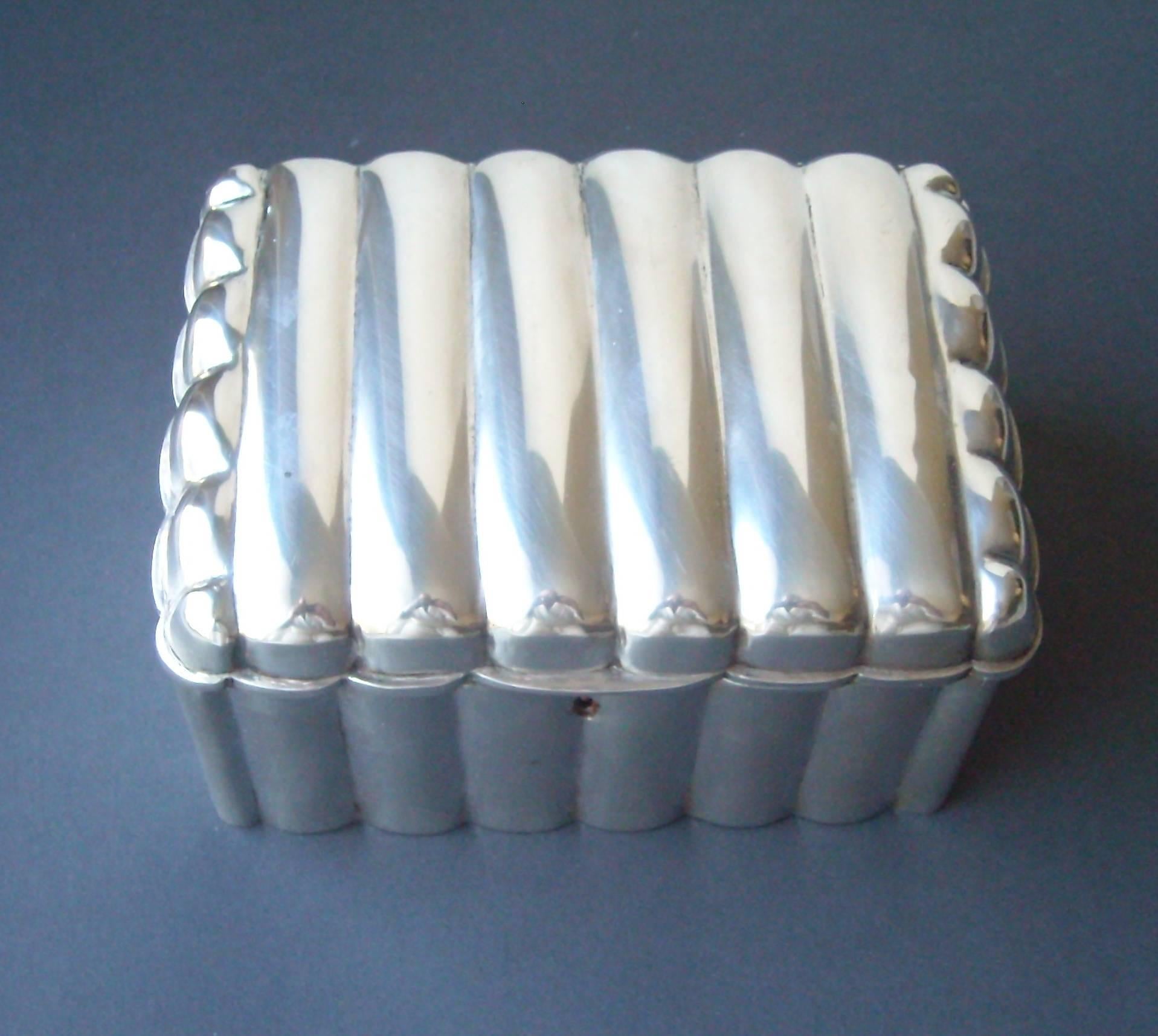 Sécession viennoise Autriche, Vienne, boîte à sucre ou étrog en argent avec serrure, superbe look moderne