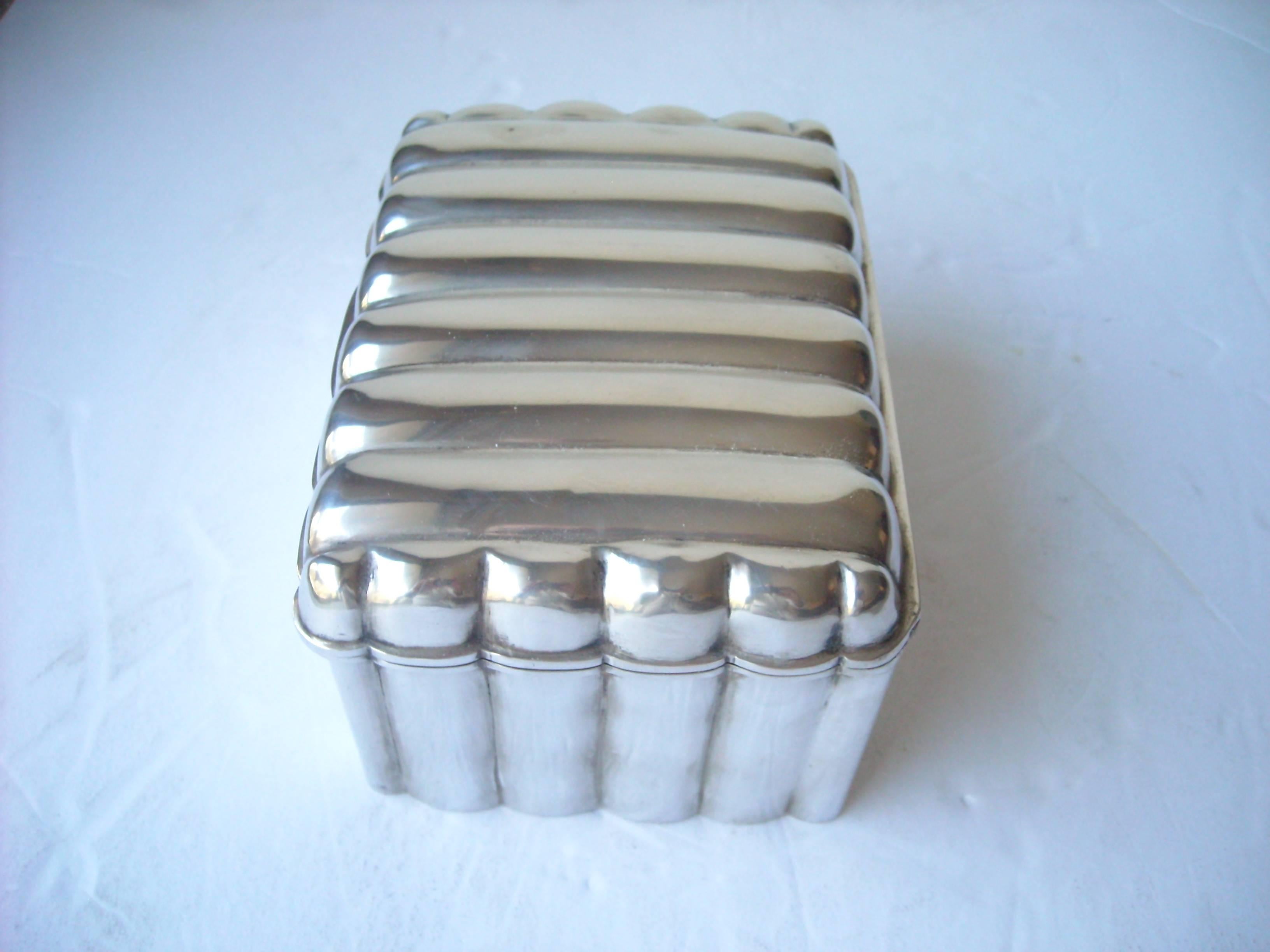 Milieu du XIXe siècle Autriche, Vienne, boîte à sucre ou étrog en argent avec serrure, superbe look moderne