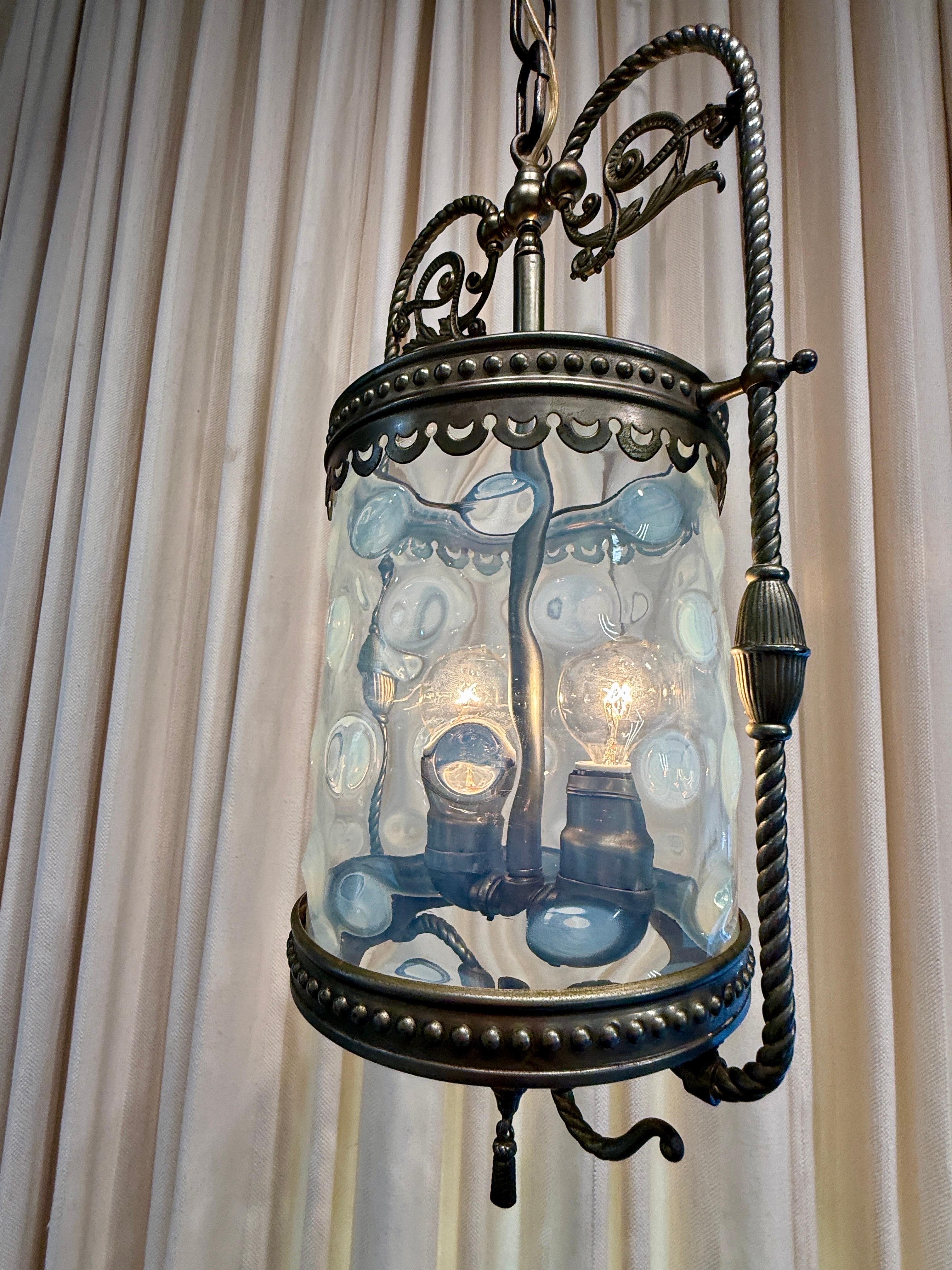 Luminaire vintage européen en finition étain avec un verre exquis de couleur aqua avec des fossettes texturées, éclairage par double douille d'ampoule Edison, baldaquin et chaîne d'origine (peuvent être raccourcis ou rallongés pour répondre à vos