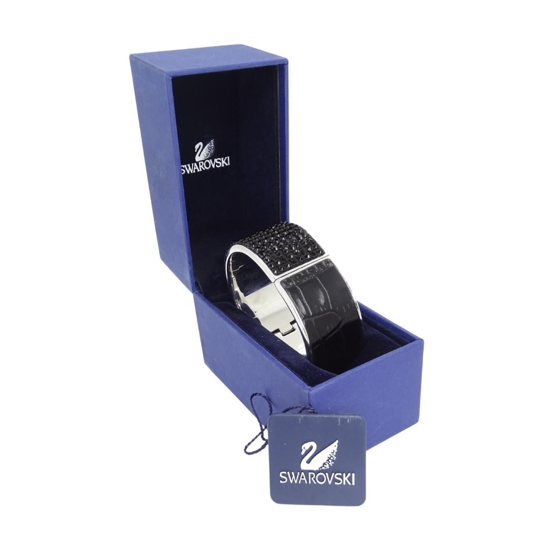 Elegant  Ein wunderschönes Armband aus Leder und schwarzen Swarovski-Kristallen in einer Stahlfassung. Wird im Originalkarton geliefert.

Sie hat starke Scharniere für leichte Bewegung und einen stabilen Schnappverschluss. Das Innere ist mit dem