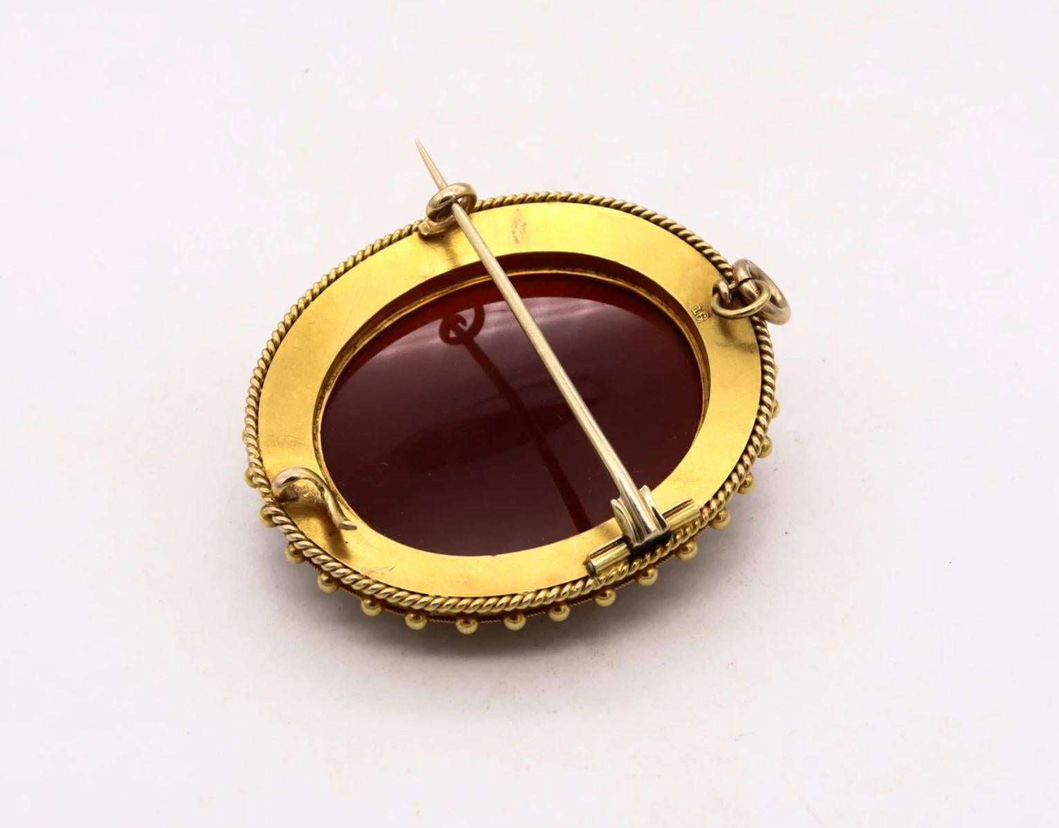 Taille portrait Pendentif de style néo-étrusque autrichien en agate avec émail et fleurs, Vienne, 1840, 22 carats en vente