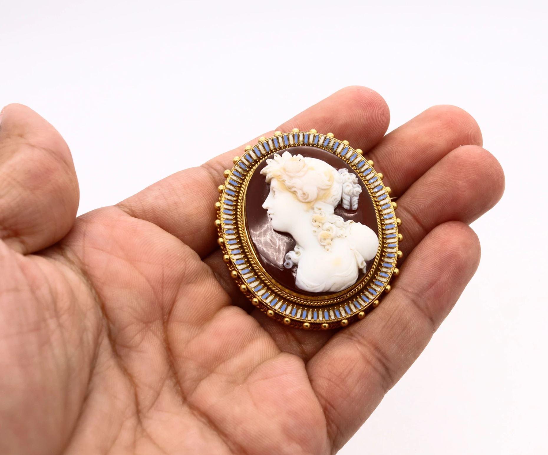 Pendentif de style néo-étrusque autrichien en agate avec émail et fleurs, Vienne, 1840, 22 carats Excellent état - En vente à Miami, FL