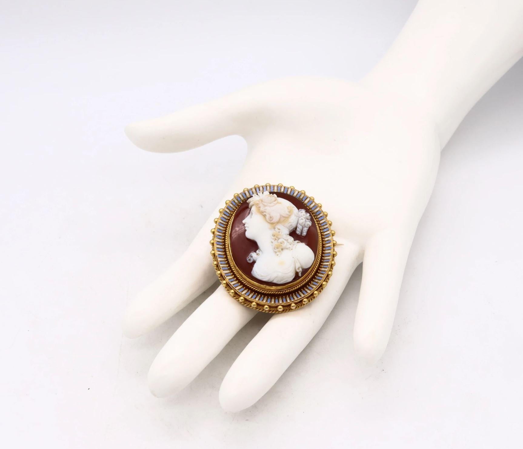 Pendentif de style néo-étrusque autrichien en agate avec émail et fleurs, Vienne, 1840, 22 carats Unisexe en vente