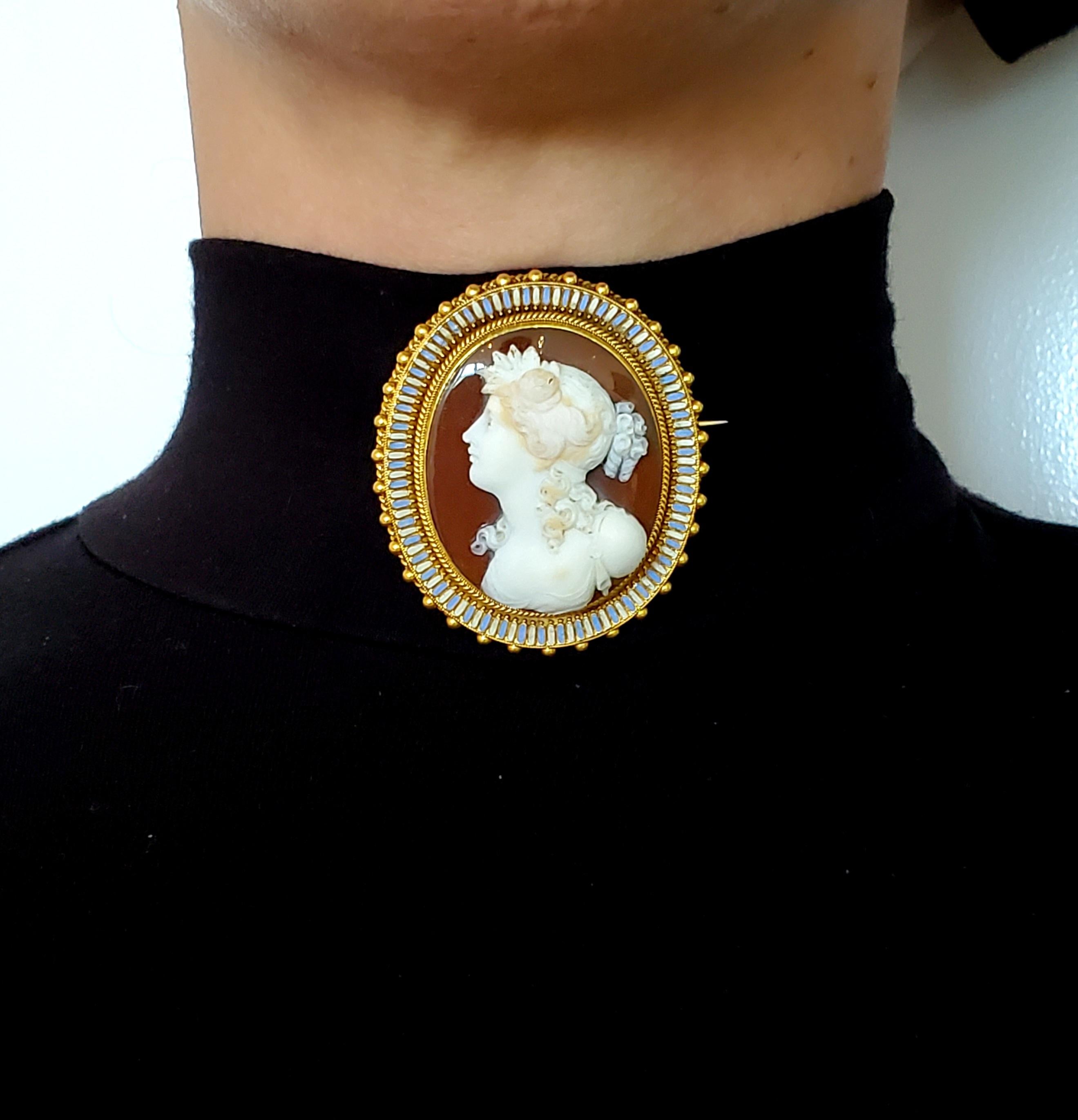 Pendentif de style néo-étrusque autrichien en agate avec émail et fleurs, Vienne, 1840, 22 carats en vente 1