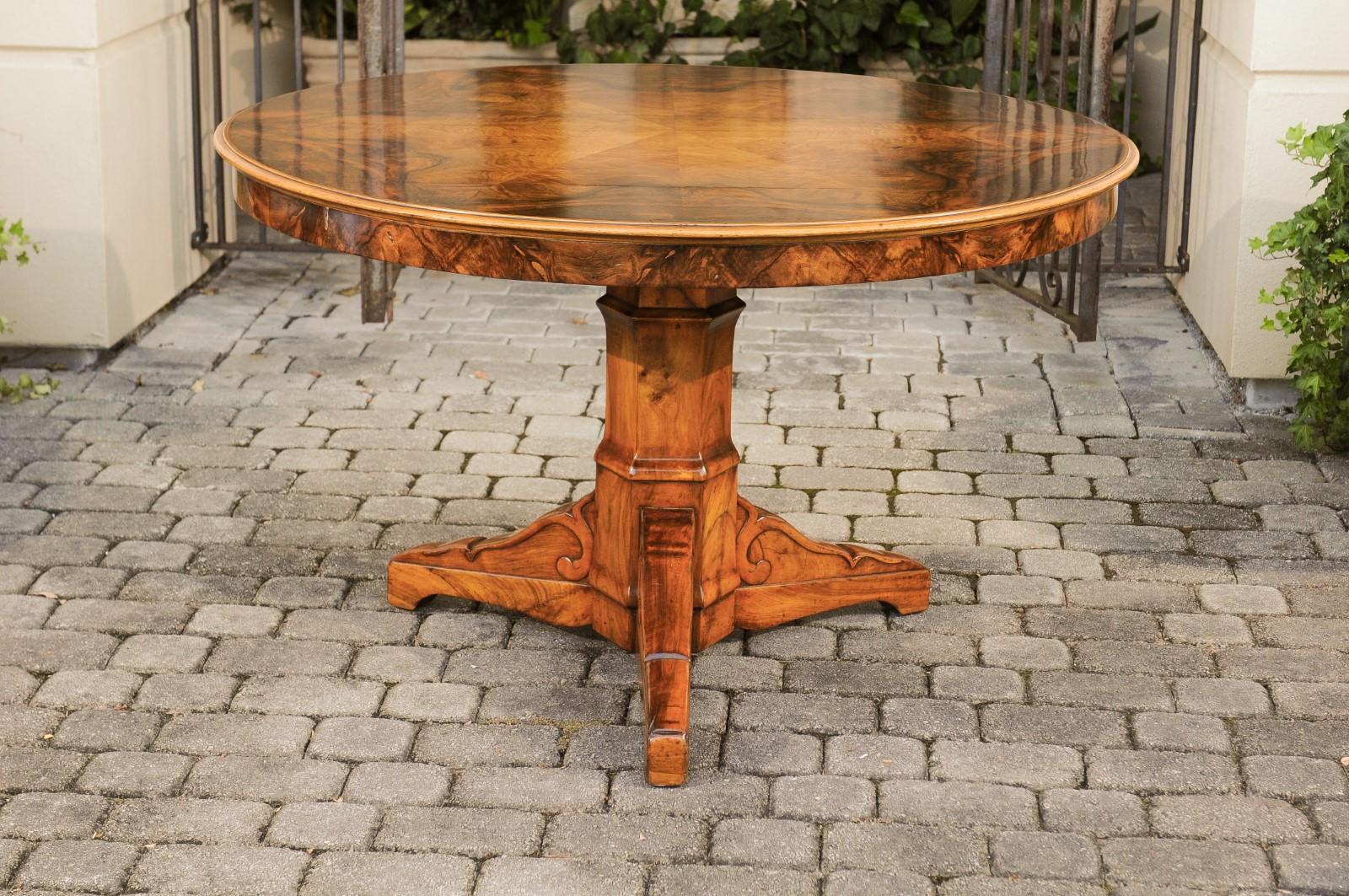 Austrian 1880s Walnut Round Top Dining Table with Radiating Veneer 5