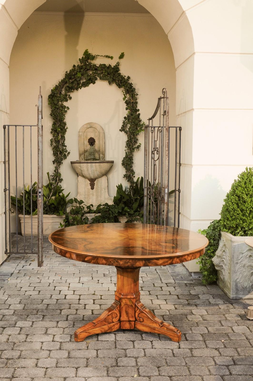 Tables Radiates Austrian 1880s Walnut Round Top Dining Table with Radiating Veneer at ...